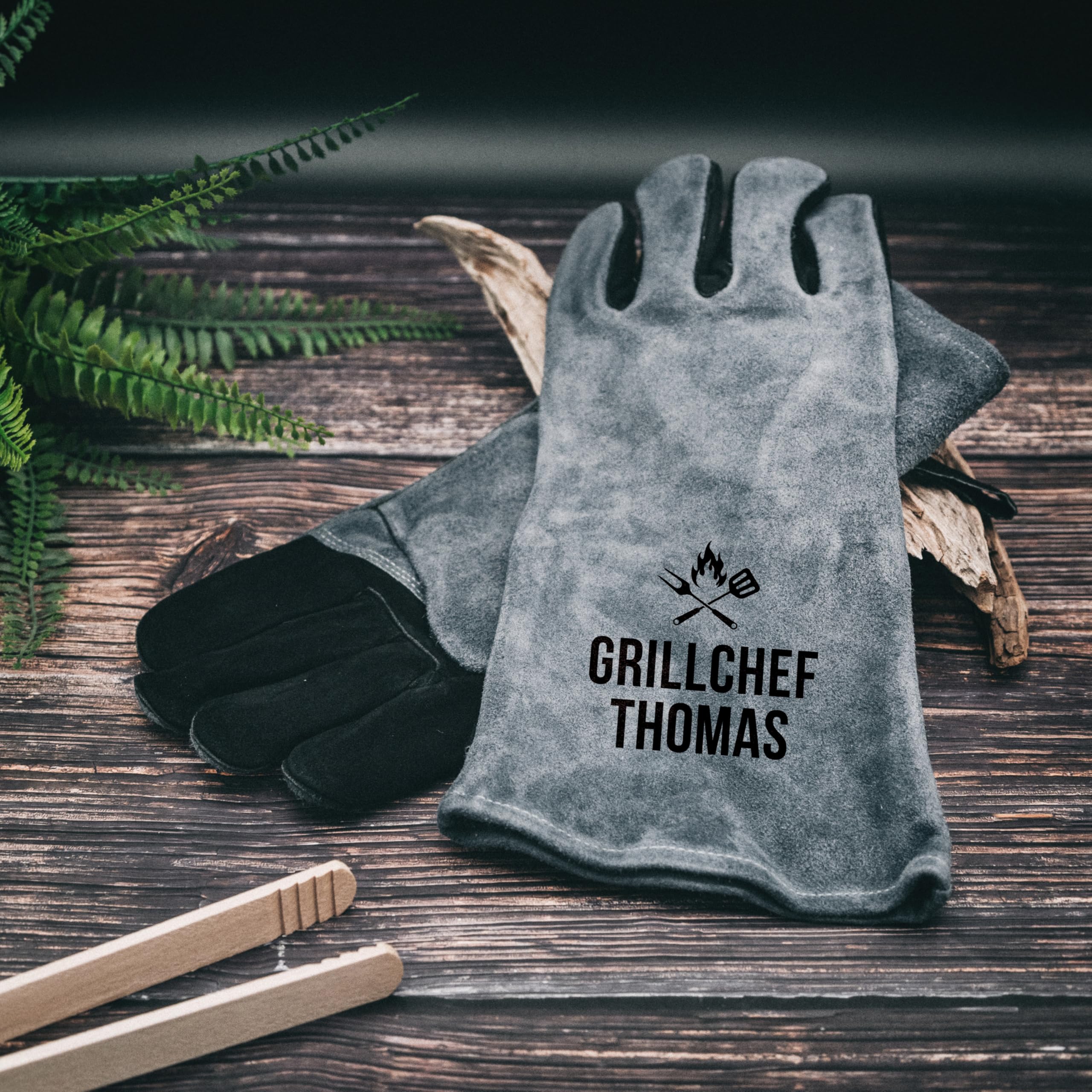 personalisierter Grillhandschuh Leder, Geschenk für Papa den Outdoor Grill und BBQ Barbecue Fan zum Vatertag Geburtstag für den Mann (Grillchef grau, linke Hand)