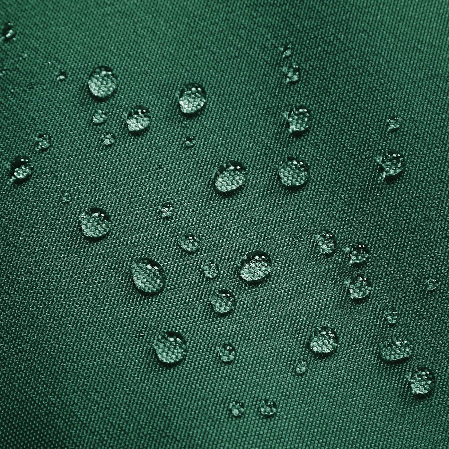 Крупний план крапельок води на темно-зеленій поліефірній тканині парасольки