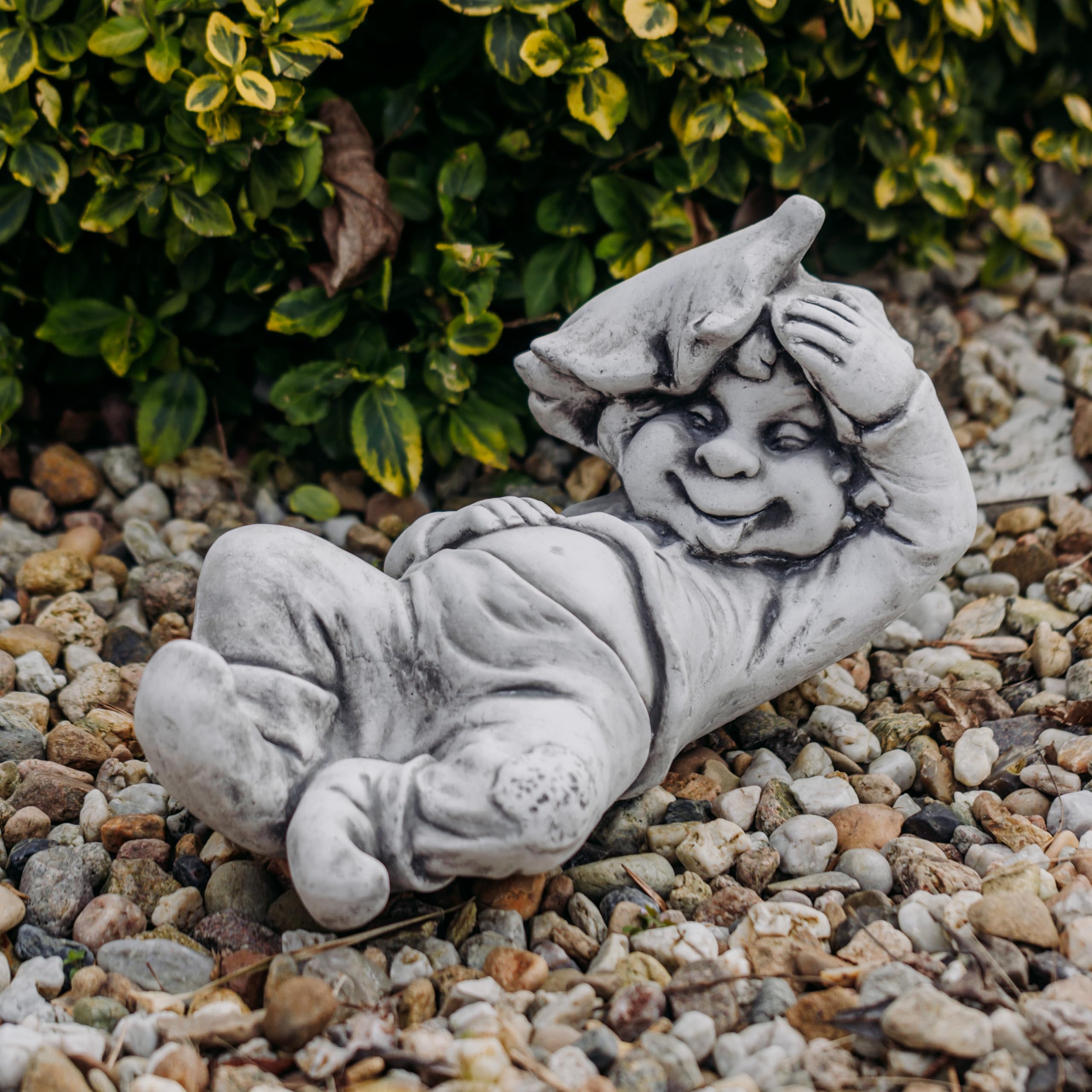 gartendekoparadies.de Gnom Faulpelz, Steinfigur Wichtel, H. 26 cm, 11 kg, Grau, frostsicher aus Steinguss für Außenbereich
