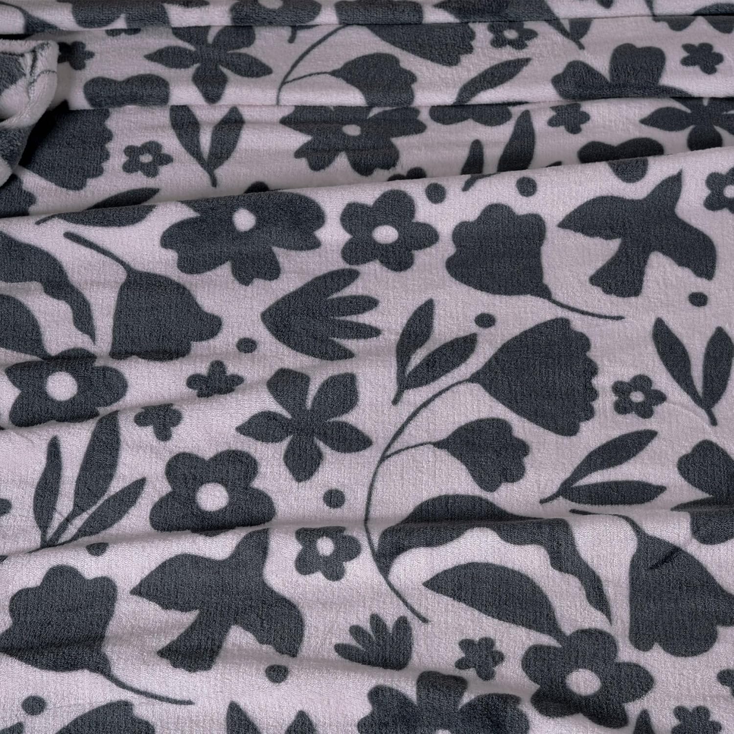 Vianney - Throw Blanket & Plush Penguin - Merry Christmas - Lightweight Ultra-Soft Beauty Soft Polyester - Festive Red and White Snowflake Design