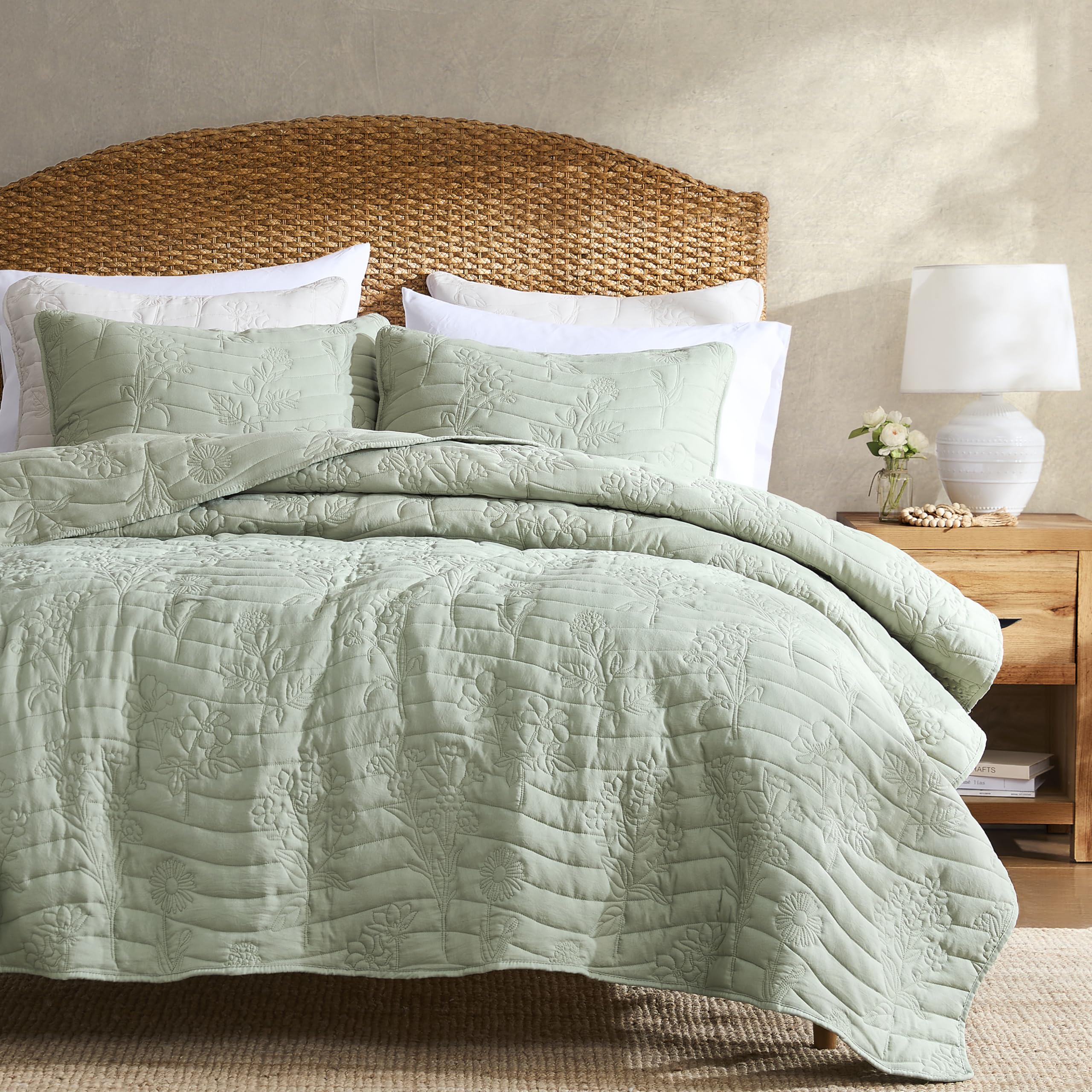 R.SHARE Farmhouse Decor Quilt Bedding Set King Size Sage Green, Country Floral Bedspread, Flower Bedding with Pillow Shams, Rustic Nature Lightweight Coverlet Spring SummerOEKO-TEX STANDARD 100