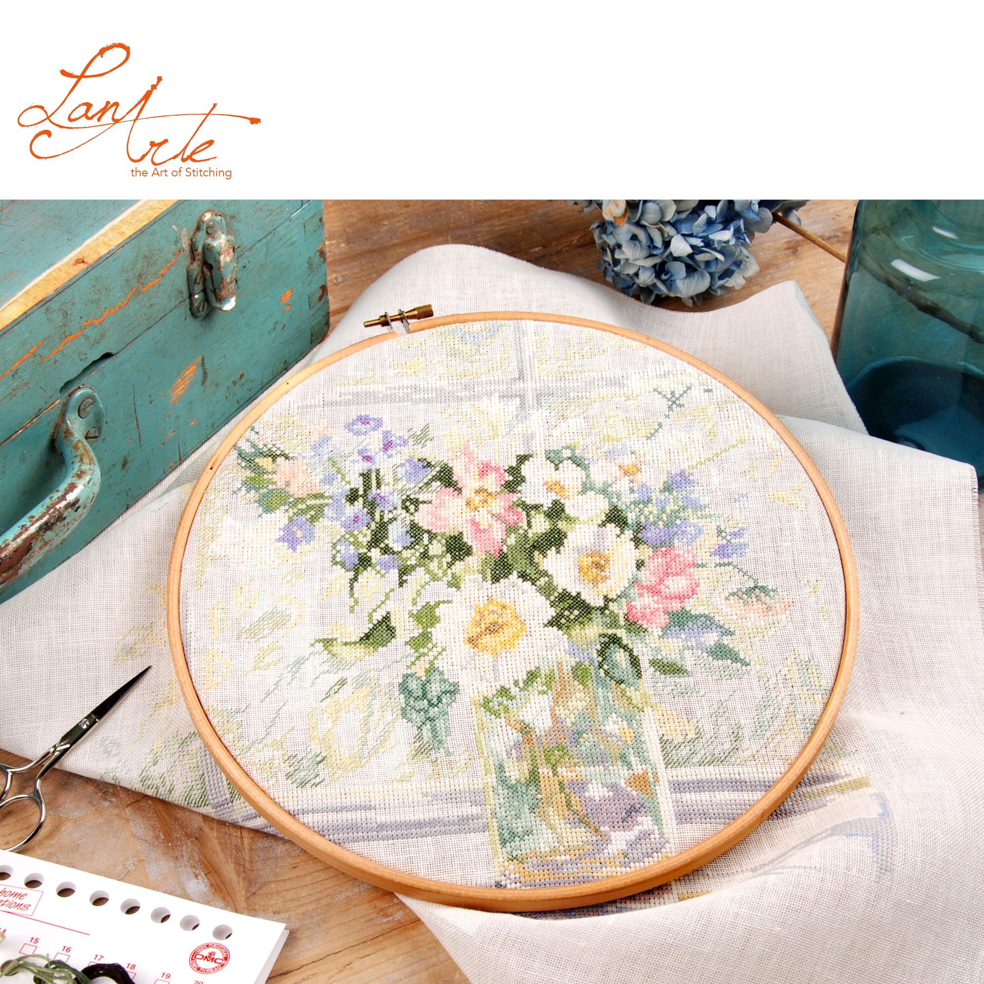 Lanarte Kreuzstich Stickpackungen Gezählter Kreuzstichbilder Set BLUMEN IN ZARTEM LICHT Wanddekoration Handarbeit Set für Erwachsene 29 x 29 cm DIY Deko Bastelset Handwerker Kreative Geschenkset