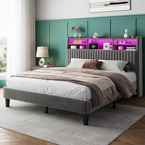 Miniatura 13 de Base de cama tamaño Queen, marco de cama de terciopelo con estación de carga y luces LED, cabecera capitonada de canal vertical con estantes de
