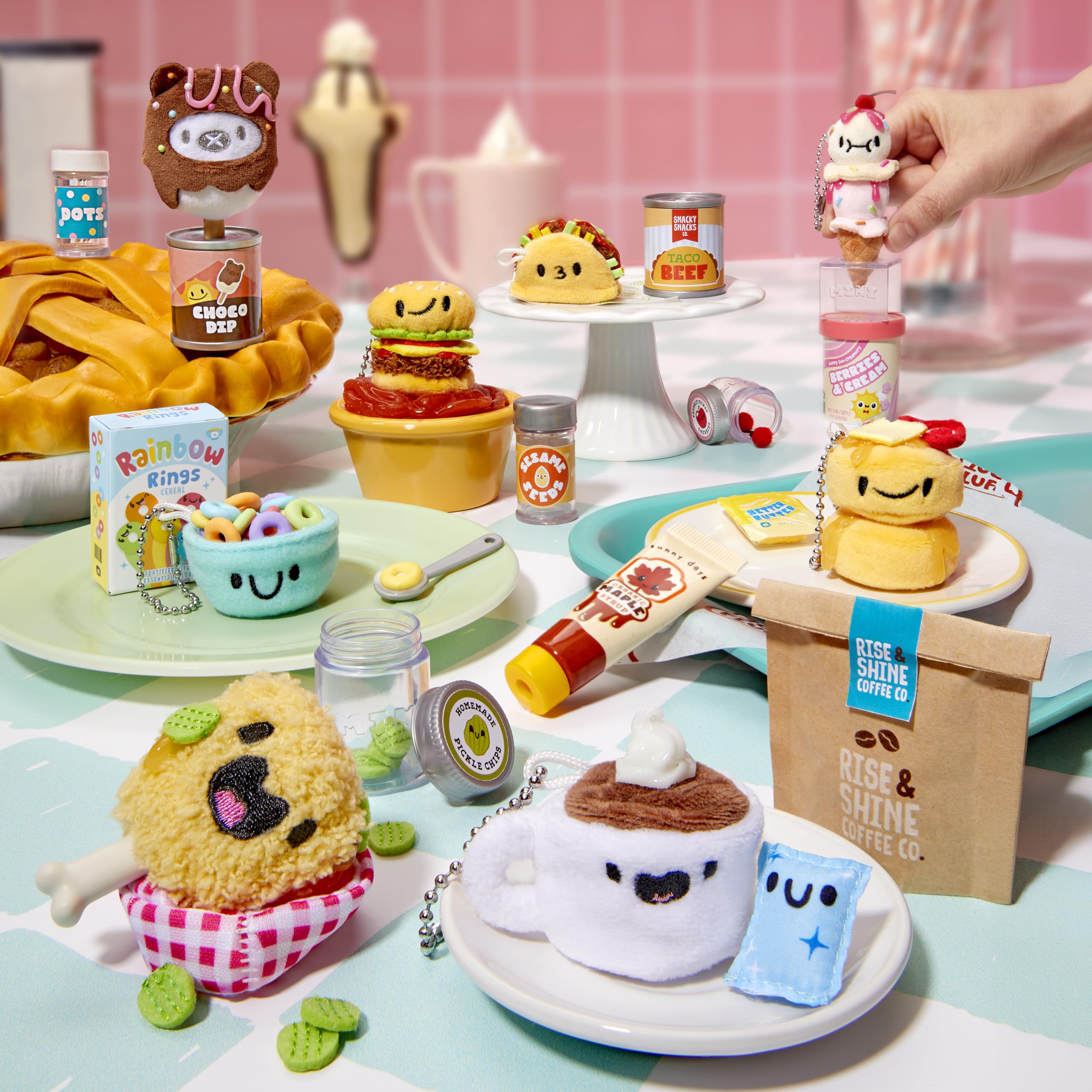 MGA’s Miniverse Make It Mini Plush – Zestaw do samodzielnego wykonania pluszowych zabawek o tematyce kulinarnej z klejem samoutwardzalnym i breloczkiem, 8 figurek kolekcjonerskich, dla dzieci od 8 lat