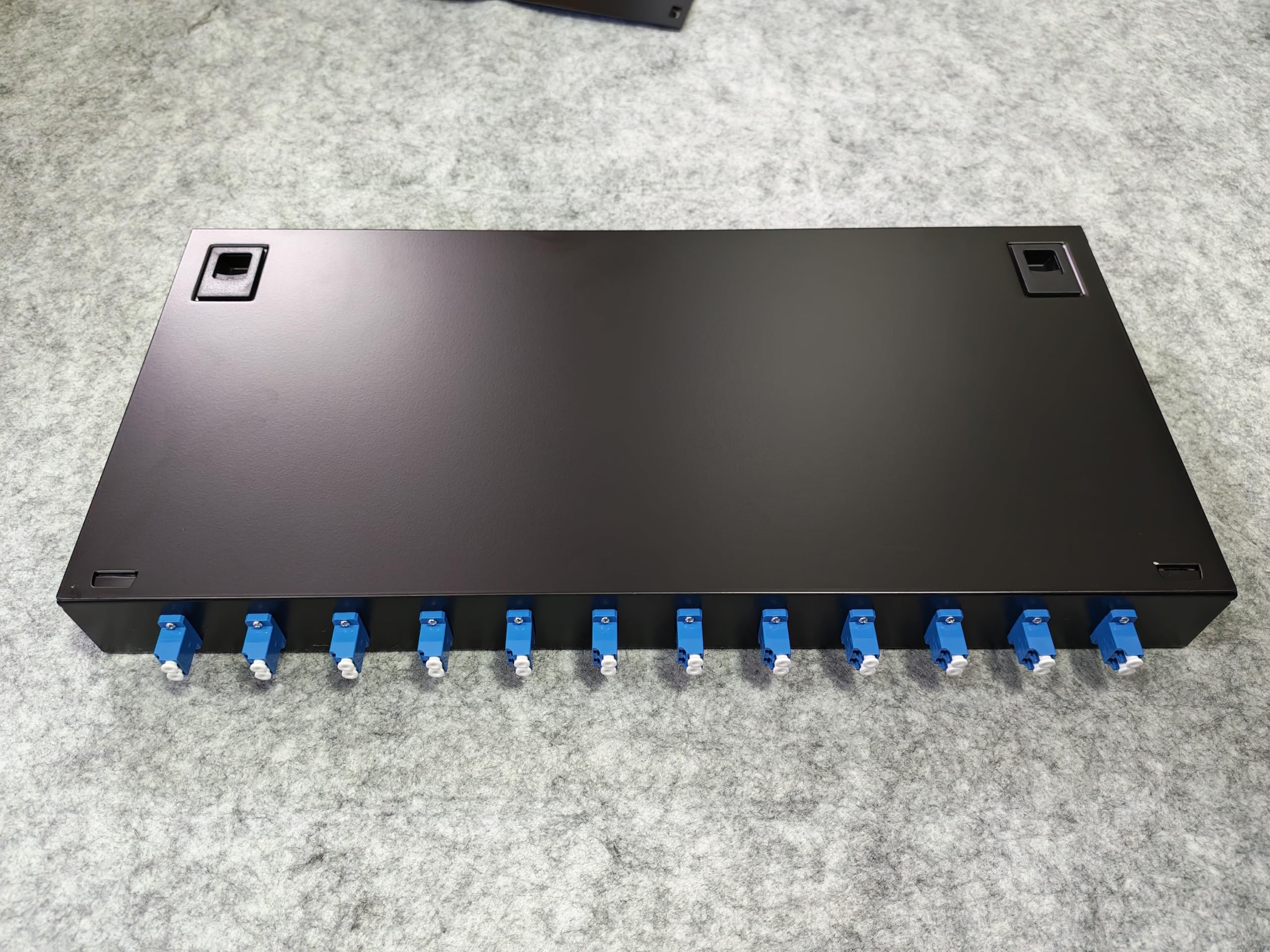 Boîte de distribution de fibre optique 12 ports (24 cœurs) - Connecteur LC, mode unique, monté en rack