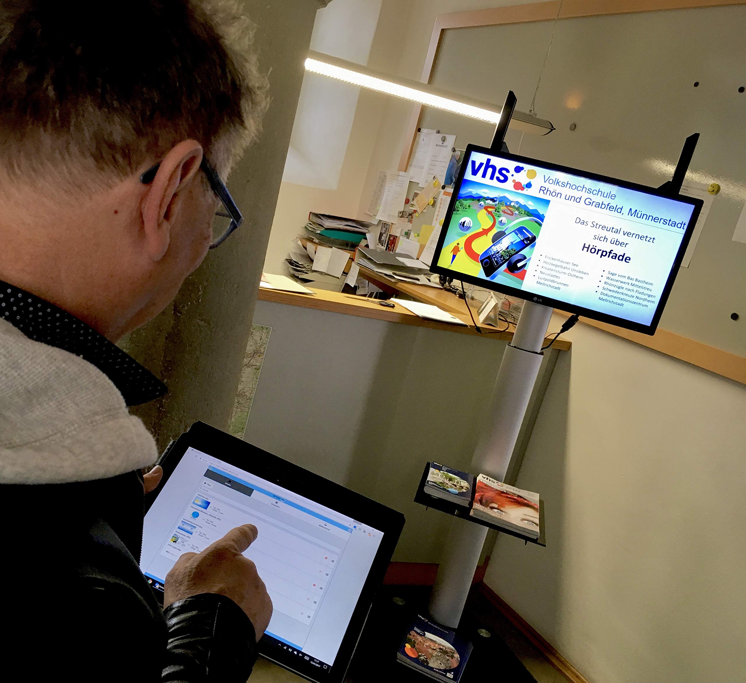 Digital Signage: Einfache & Günstige Werbung im Schaufenster, Eingang oder Menüboard. Digital und schnell auf jedem TV, Fernseher & Bildschirm. Software & Player HDMI+WLAN