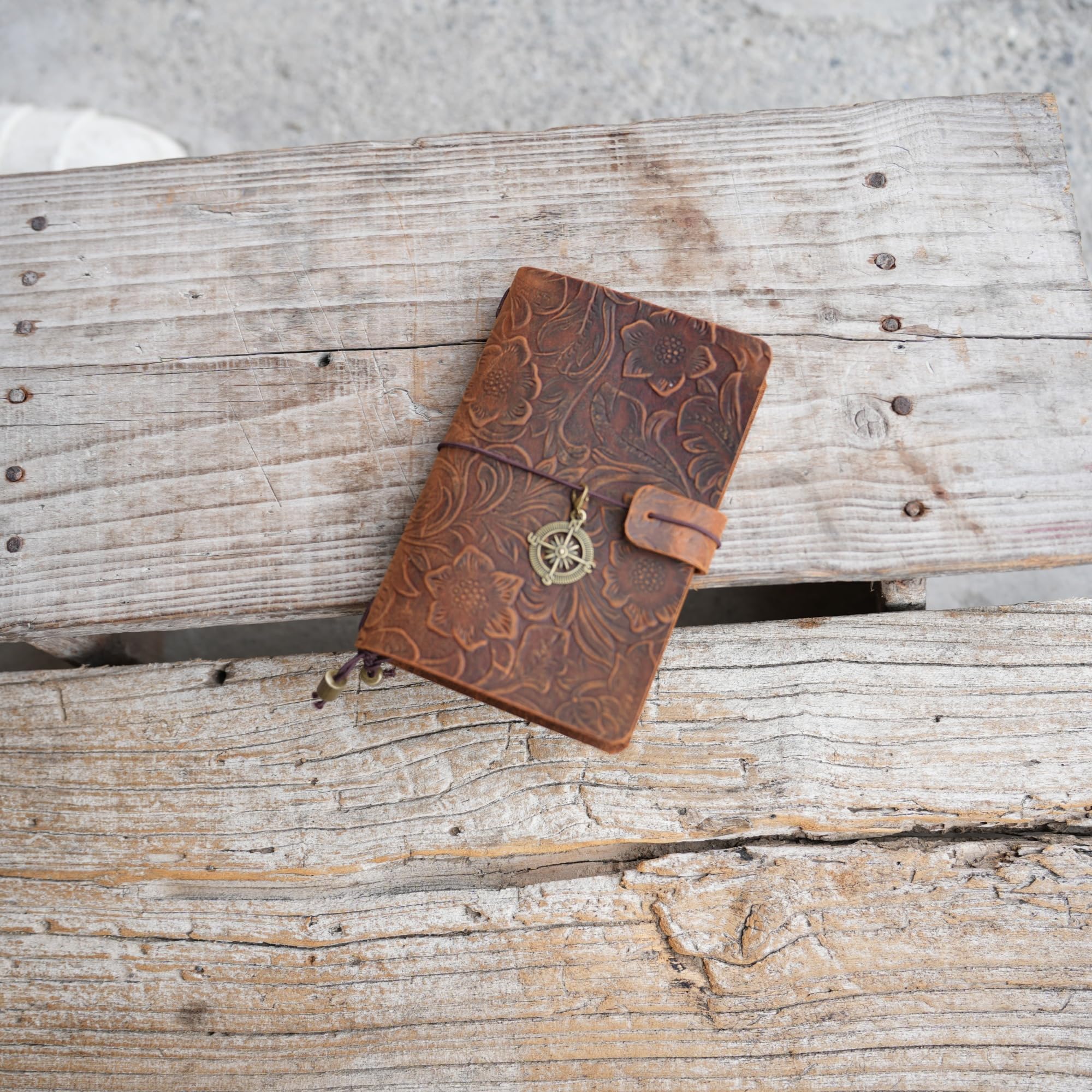 JJNUSA Carnet de voyage A5 fabriqué à la main en cuir véritable – 8.3in x 5.5in / 21 x 14 cm, couverture rechargeable avec poches intérieures, emplacements pour cartes et porte-stylo
