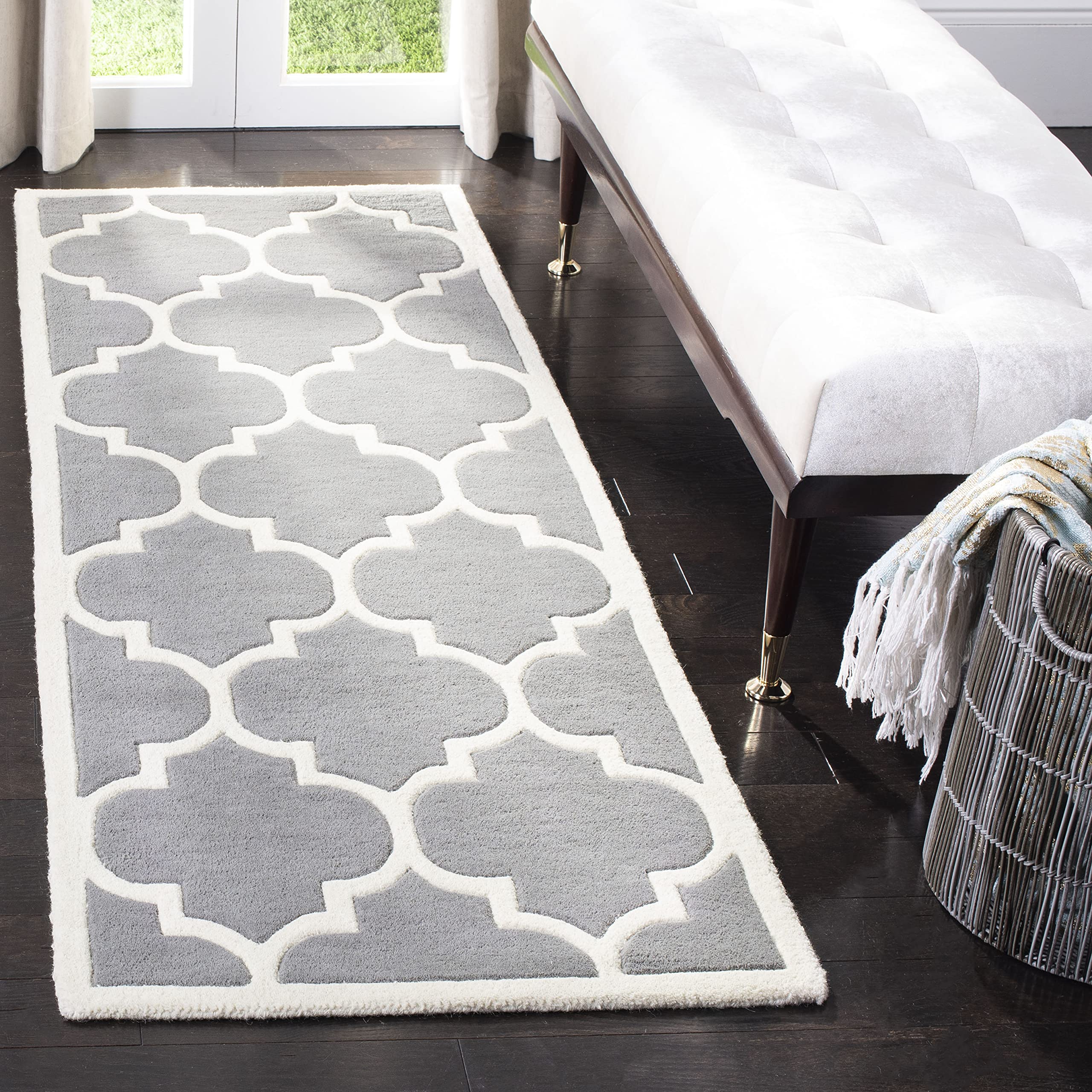 SAFAVIEH Zeitgenössische Teppich für Wohnzimmer, Esszimmer, Schlafzimmer - Chatham Collection, Kurzer Flor, Dunkelgrau und Elfenbein, 69 X 213 cm