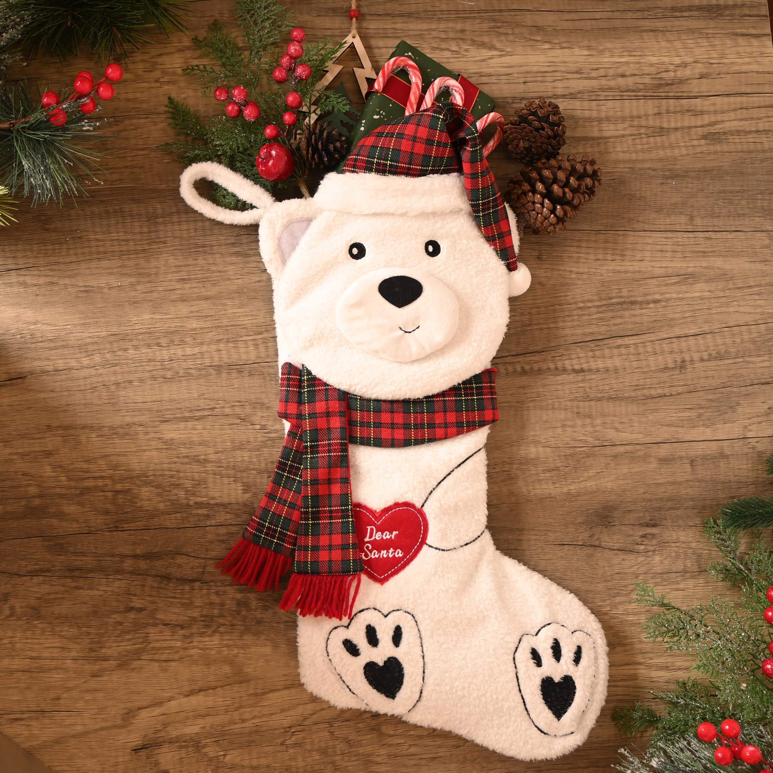 Valery Madelyn Chaussettes de Noël en tissu rouge et blanc de 53,3 cm - Ours en peluche mignonne câlinant un cœur mignon - Décoration à suspendre pour cheminée de Noël
