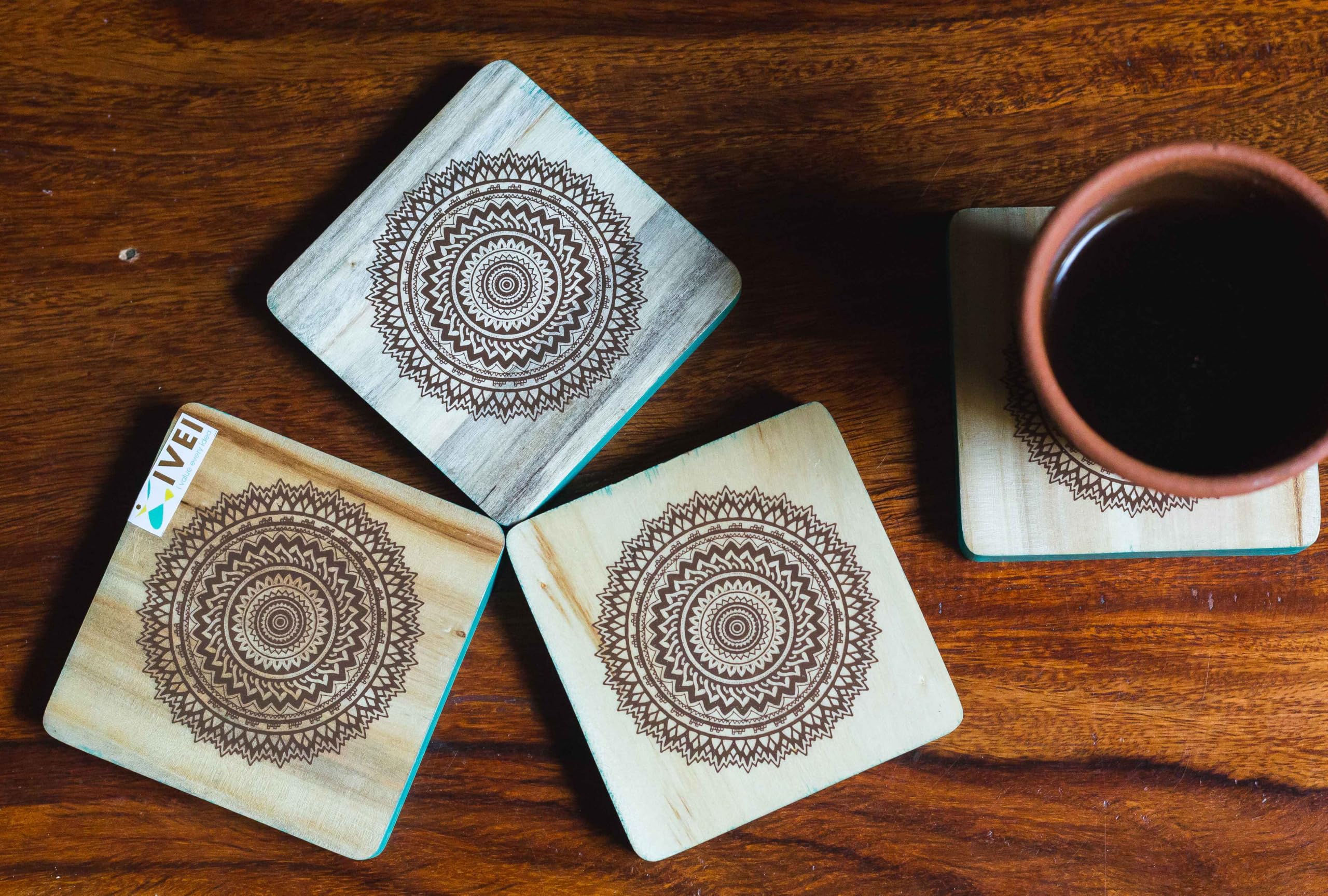 Esplanade Lot de 4 dessous de verre en bois imprimé mandala – Dessous-de-verre en teck – Design rétro réversible pour la maison, la cuisine, le bureau – Dessous de verre – Lot de 4 dessous de verre