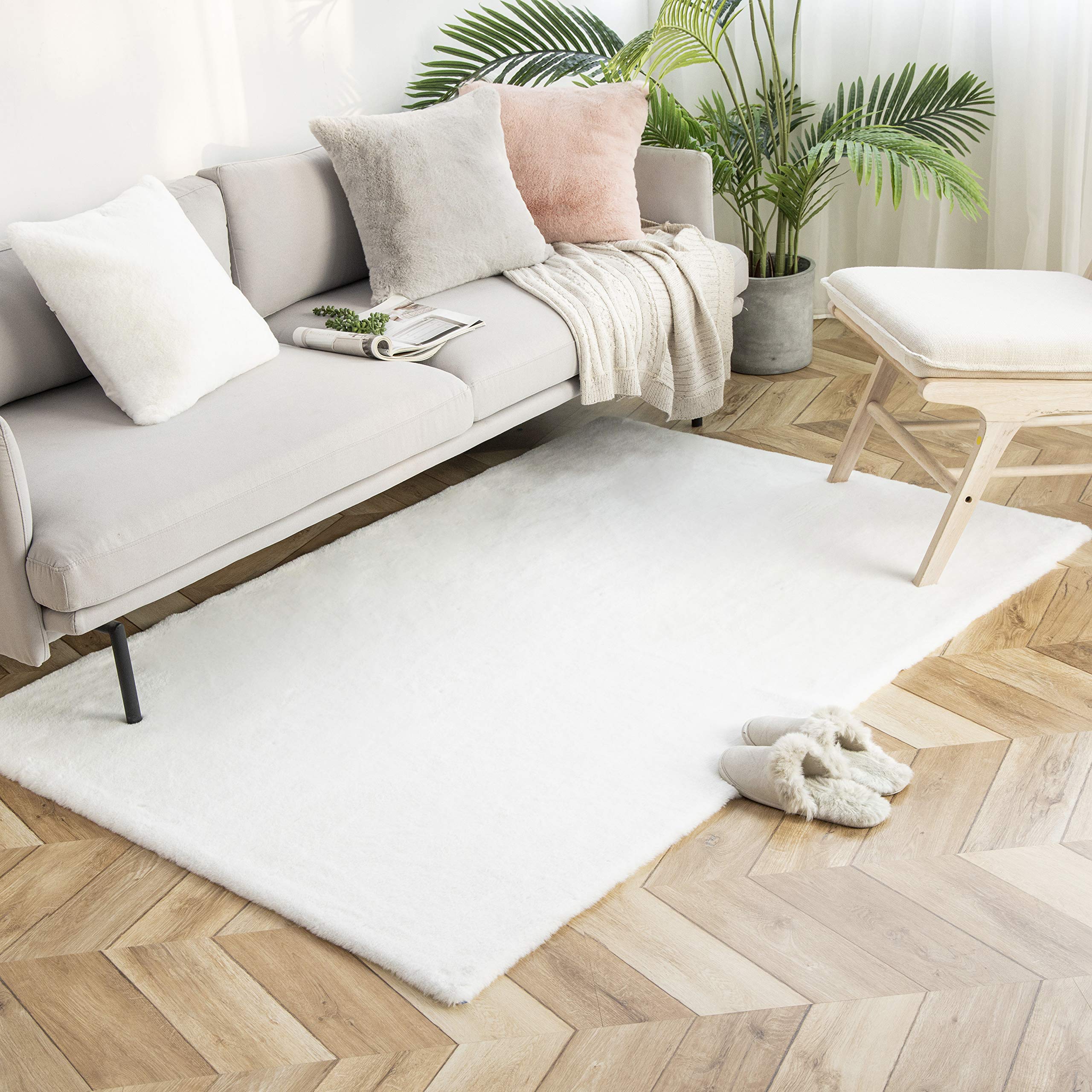 Ashler Faux Fur Rug, Ultra Soft Faux Rabbit Fur, White Area Rugs, 4 x 6 Feet Rectangle, Machine Washable Nursery Decor Throw Rugs for Bedroom, Kids