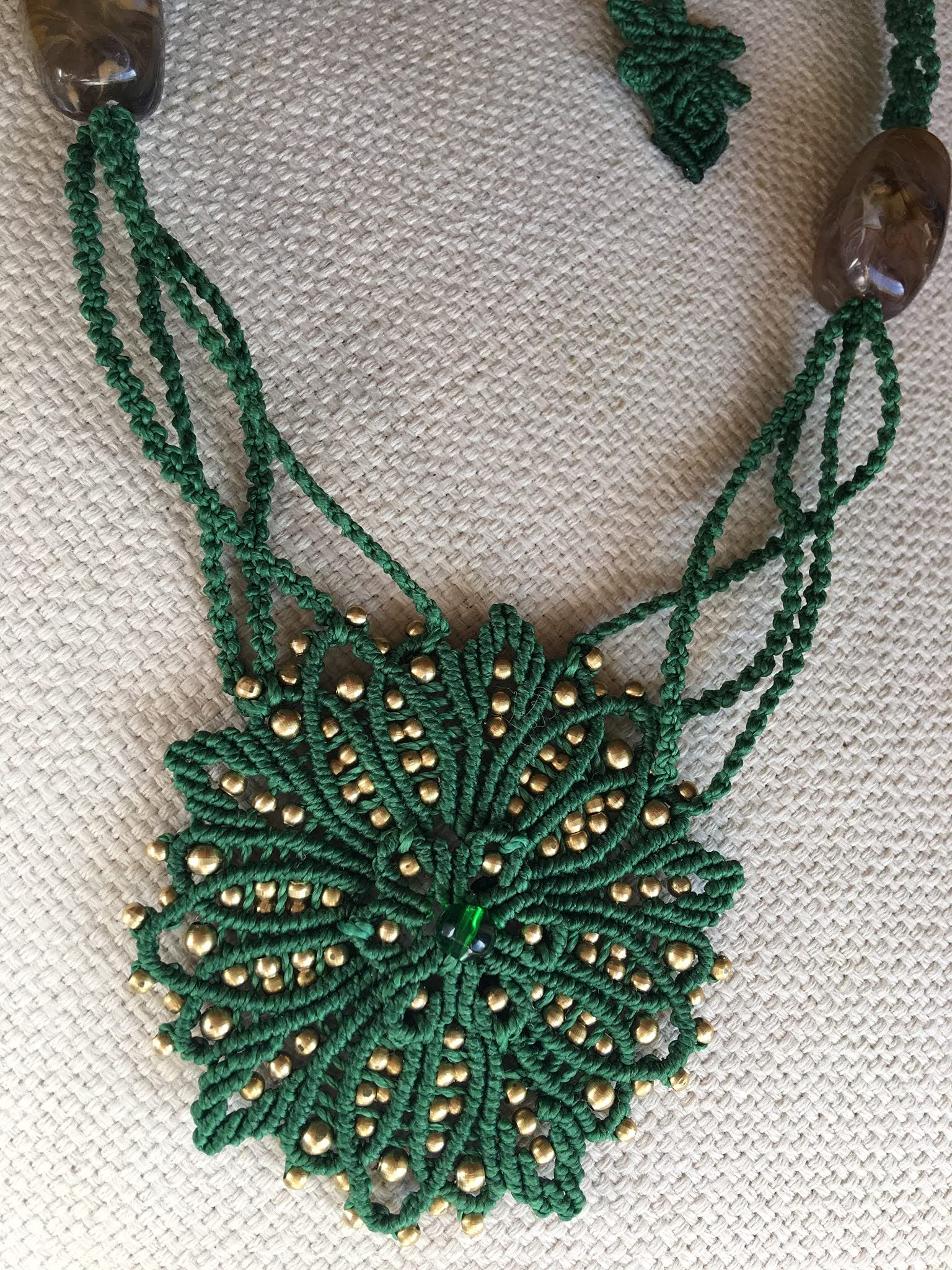 Collar flor macramé verde hecho a mano con hilo encerado y cuentas laton .Cierre ajustable .La flor mide aprox.7,5 cm. de diámetro