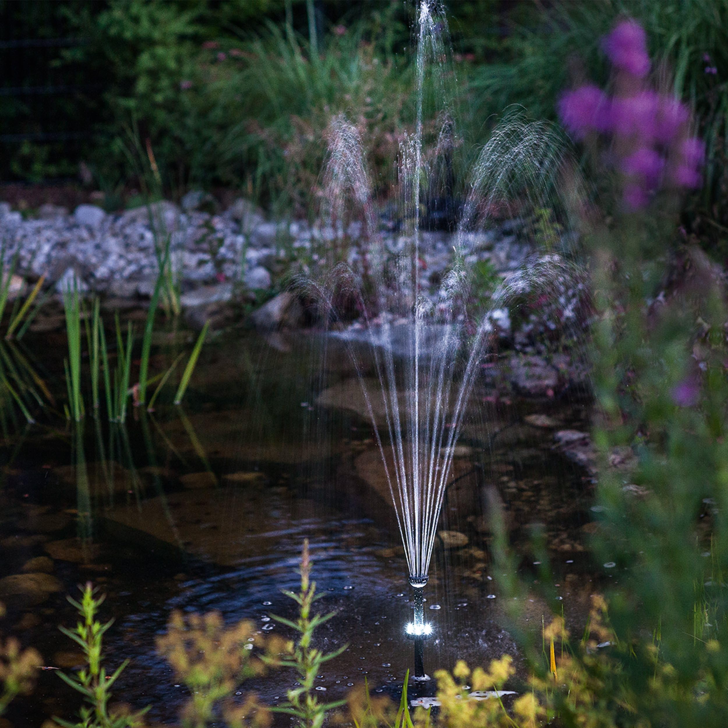 esotec Solar LED Teichpumpenset 25 700, LiFePo4 Akku, Sprinklerpumpe 700/h, Filter, Erdspieß, Solarmodul 15W, Solarbrunnen Gartenteich, Wasserspiel Springbrunnenpumpe, Komplettset, außen, 101938