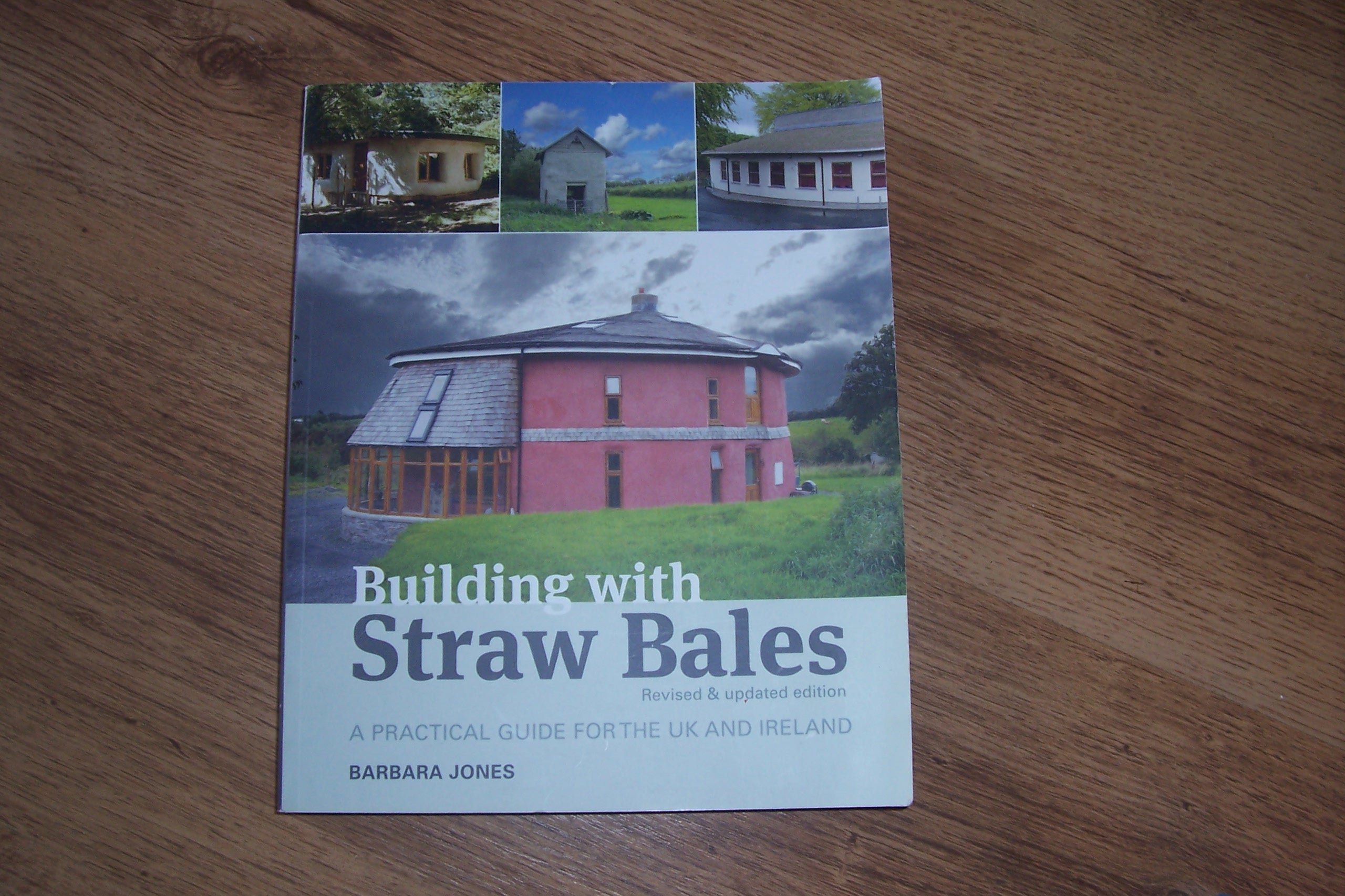 Building With Straw Bales: A Practical Guide for the UK and Ireland