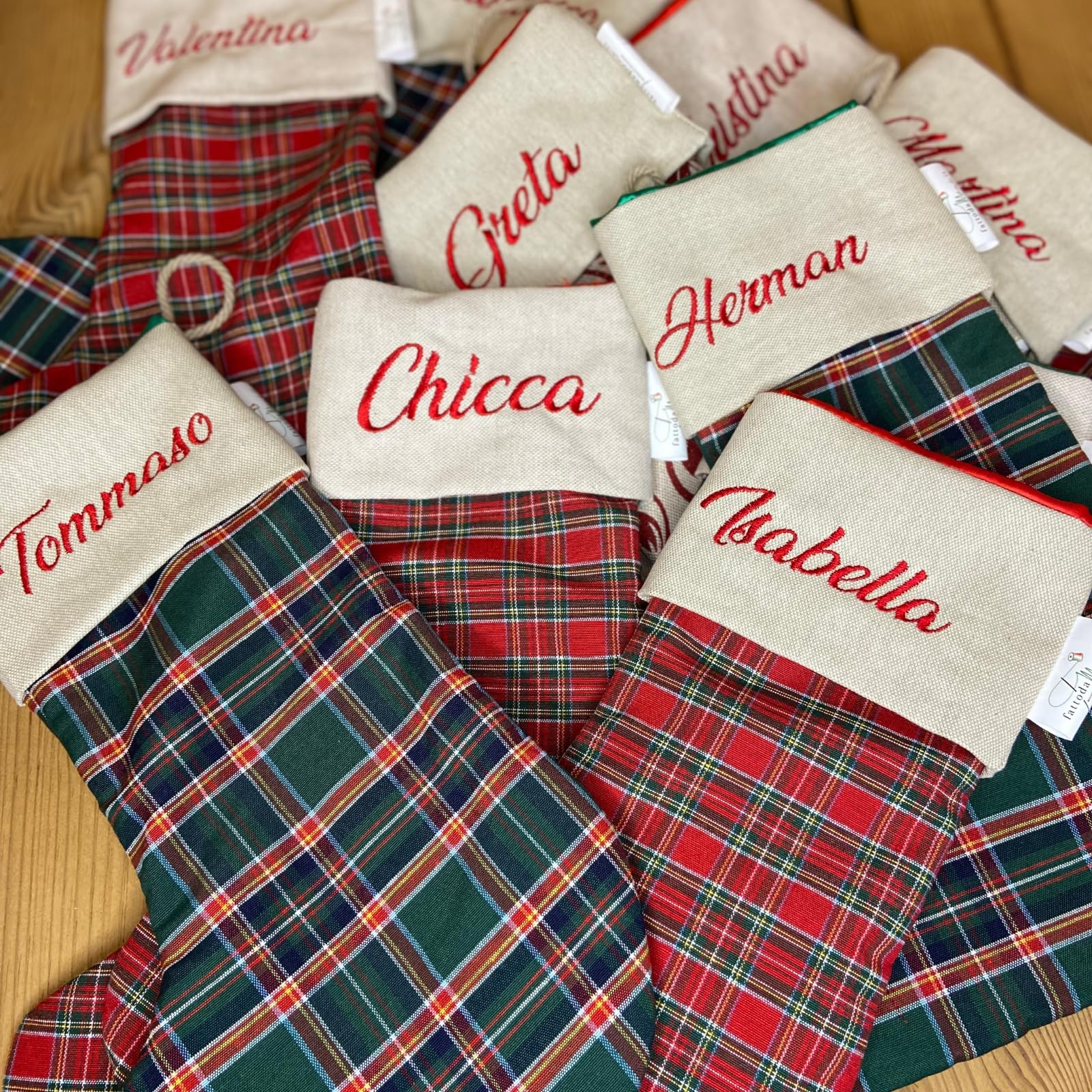 Calza Befana Personalizzata con Nome Ricamato – Calza Natalizia Artigianale in Tartan Rosso – Calza della Befana per Bambini e Adulti – Regalo Personalizzato Natale