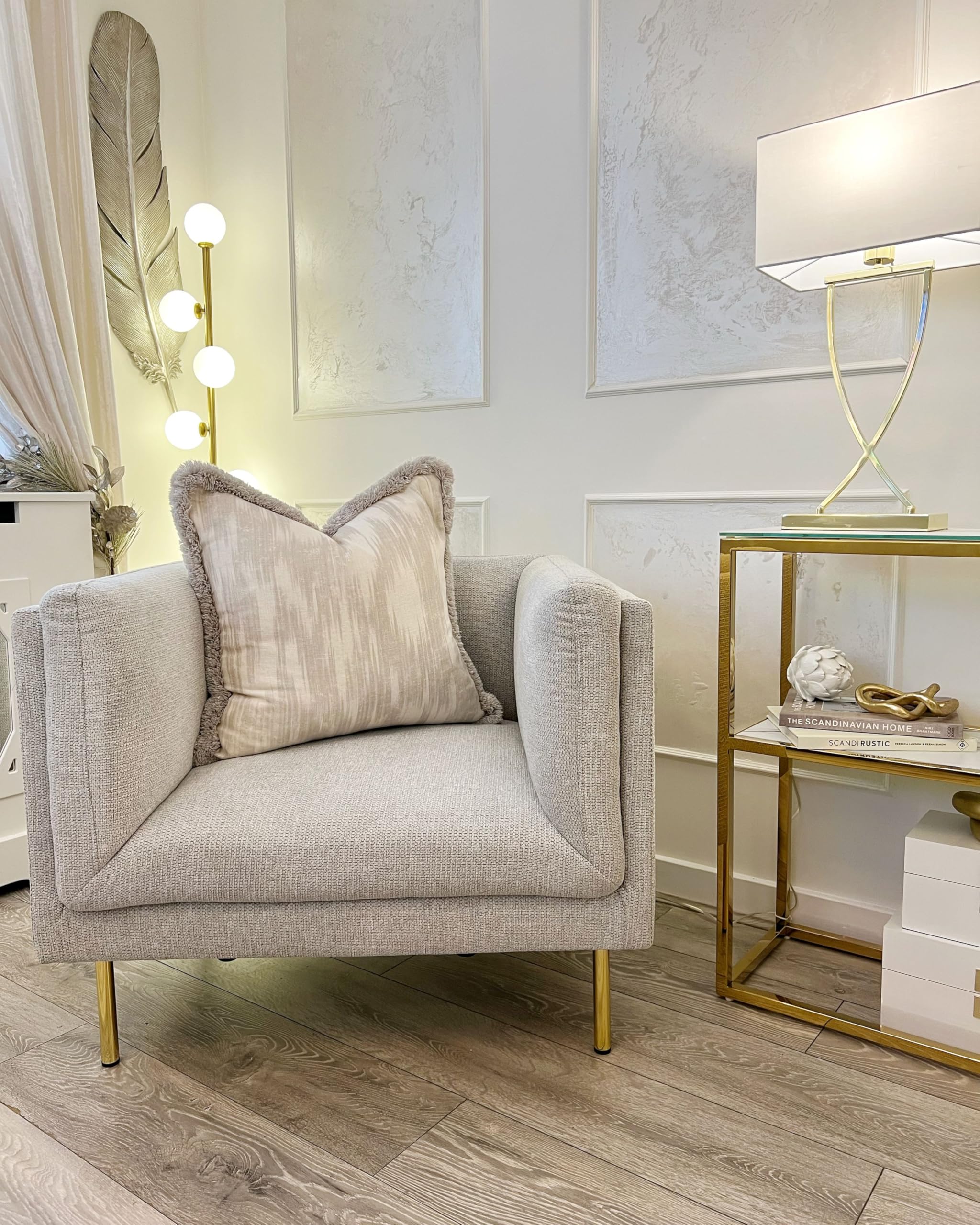 Beliani Sessel aus Stoff beige/goldene Beine mit Armlehnen modern Moen