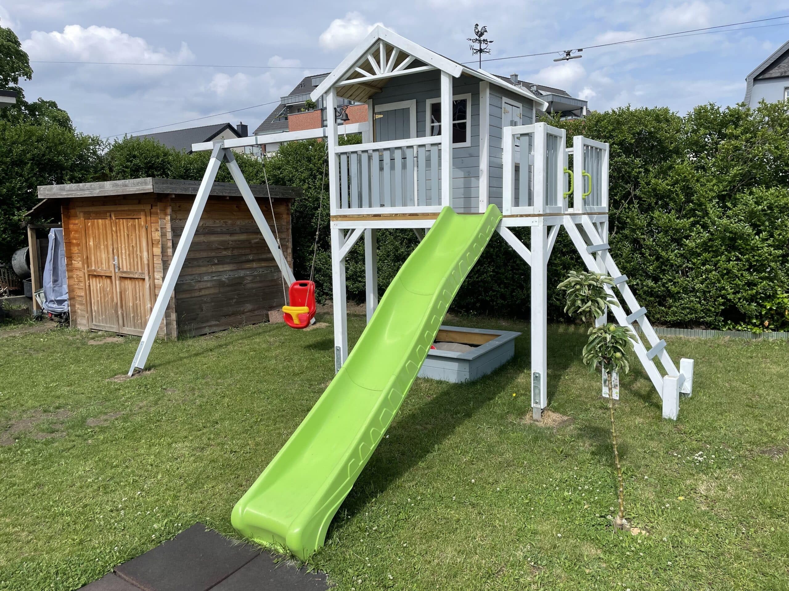 Prestige Garden Stelzenhaus Funny XXL Grün 285 x 188 x 303 cm, Kesseldruckimprägniertes Garten Spielhaus mit Rutsche, Veranda und Balkon, Fingerklemmschutz, Stabiles Holz Spielgerät für Kinder, 0 x...