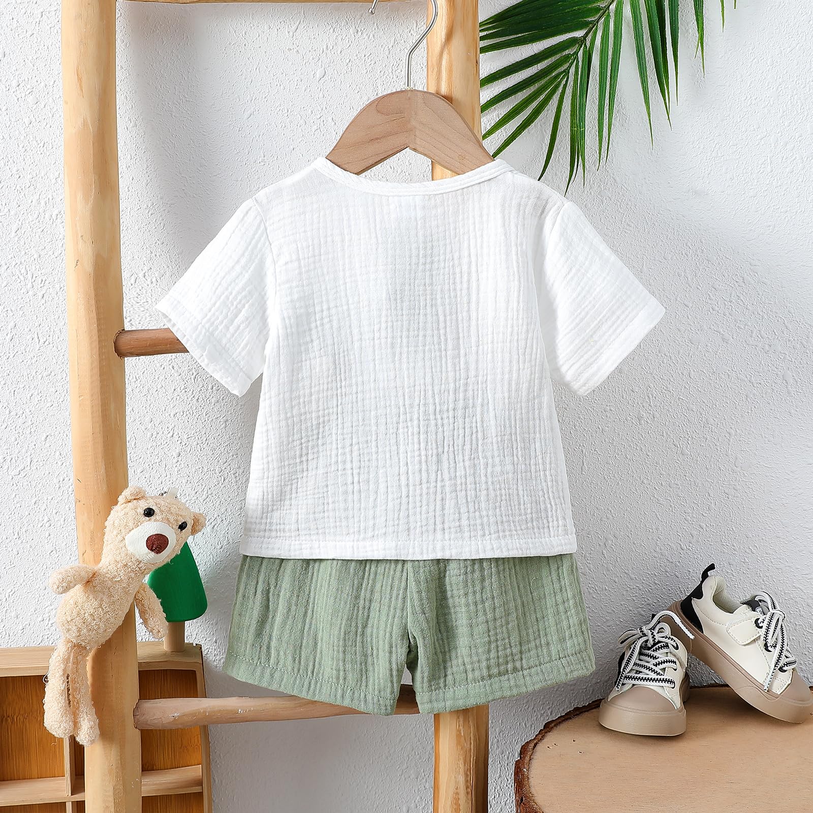 Conjunto de camisa y pantalones cortos Henley de manga corta para bebé, de muselina, color verde arrugado — view 2