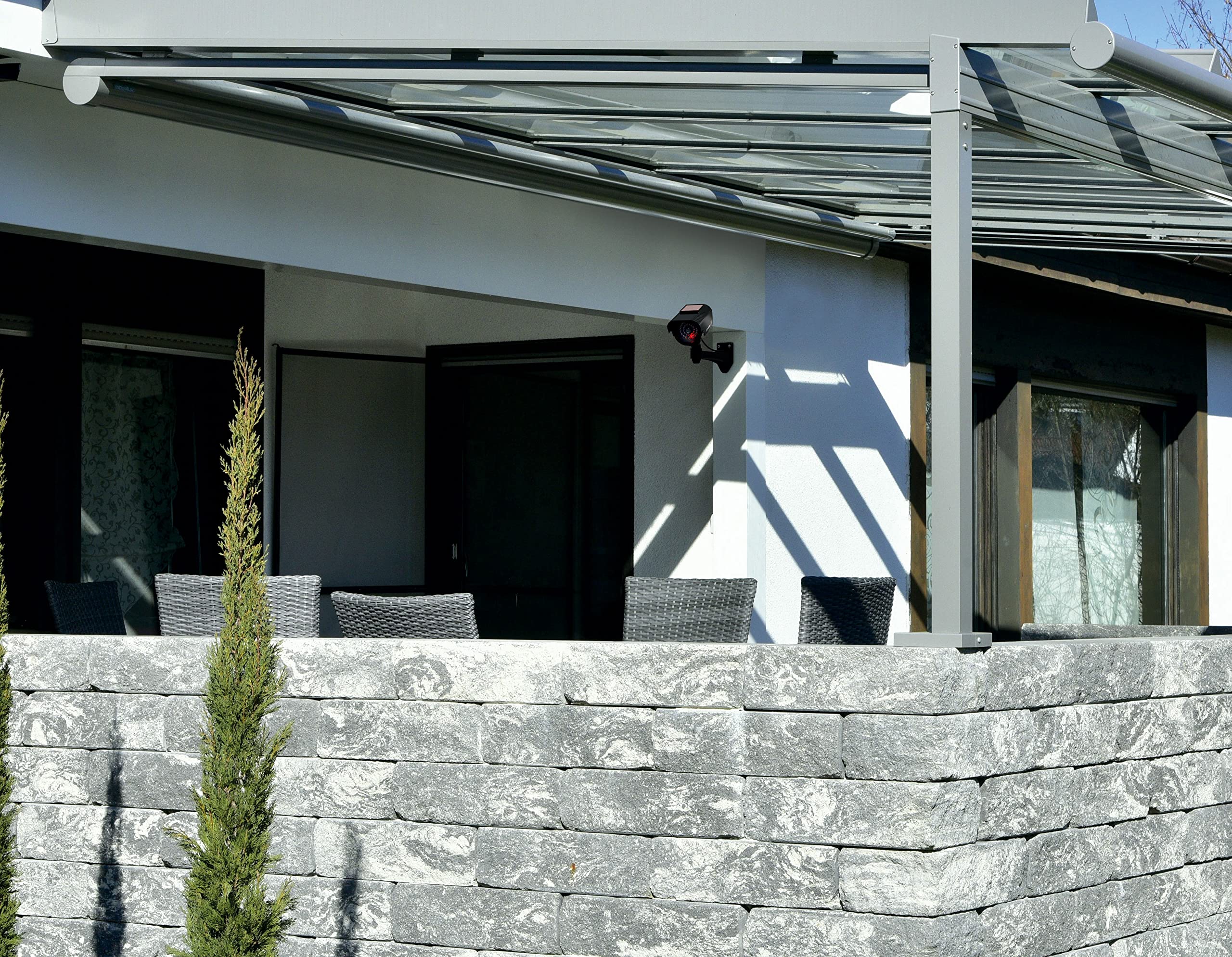 BASI Lot de 4 caméras solaires factices avec lumière LED clignotante - Caméra factice - Caméra de sécurité - Caméra de surveillance pour intérieur et extérieur - Fonctionne à l'énergie solaire -