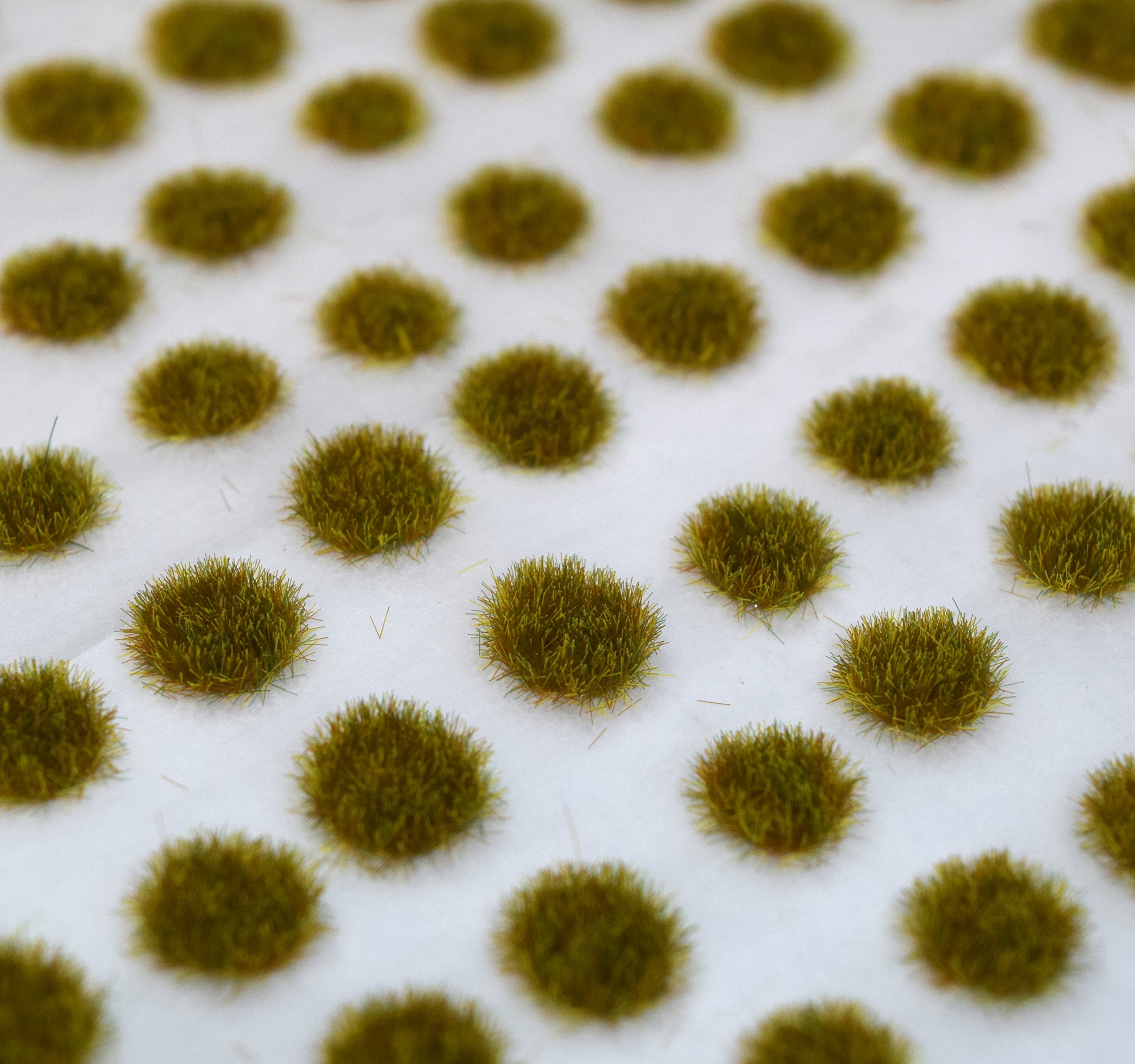 War World Scenics Self Adhesive Static Grass Tufts x 100 – Winter, 2mm – Model Railway Wargame Scenery Railroad Modelling Diorama Miniature Hobby Tabletop