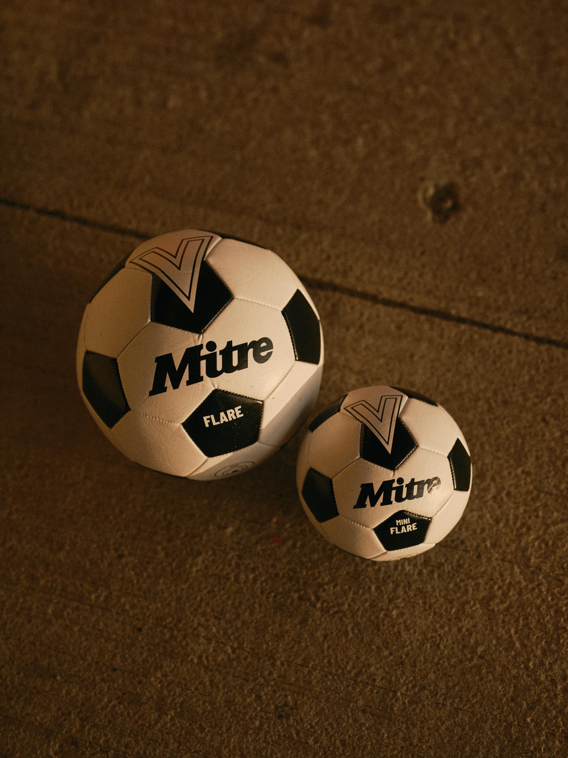 Mitre Flare Piłka nożna rekreacyjna | Prezent piłkarski | Idealny dla dzieci
