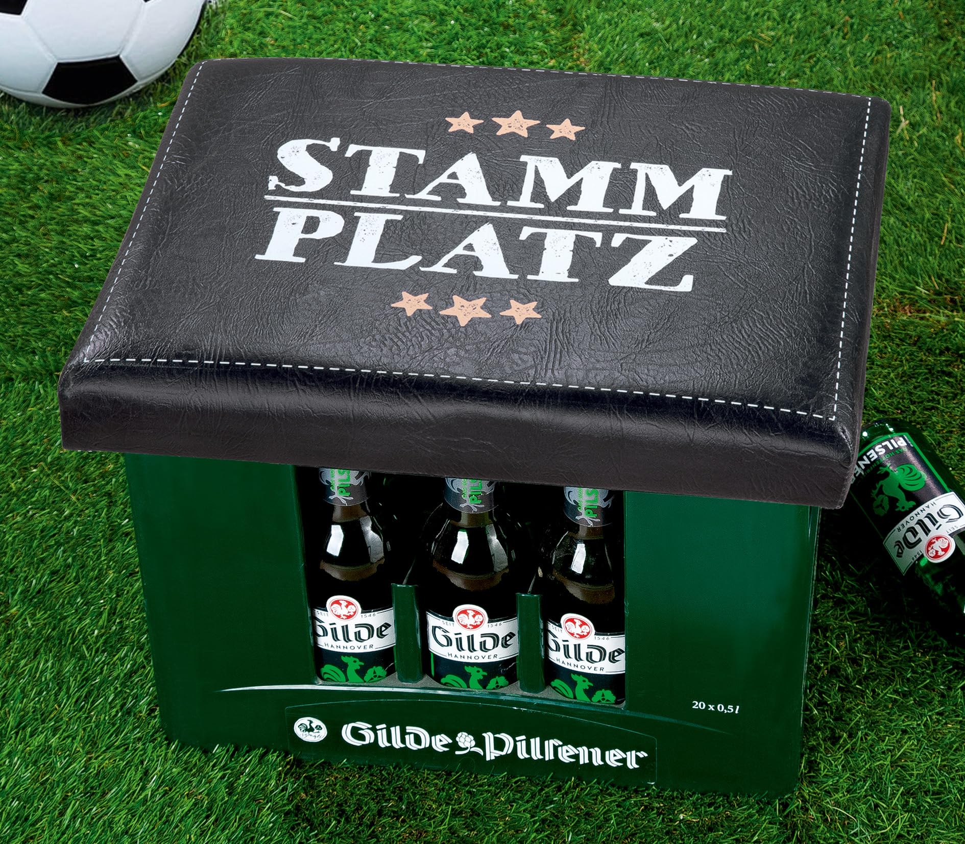 CULT at home Bierkastensitz Stammplatz inkl. Bierdeckel Memospiel – Bierkasten Aufsatz Gartenhocker Balkon - Geschenkset Camping Campinghocker Bierkisten Sitzauflage – Geschenke für Männer 44 x 34 cm