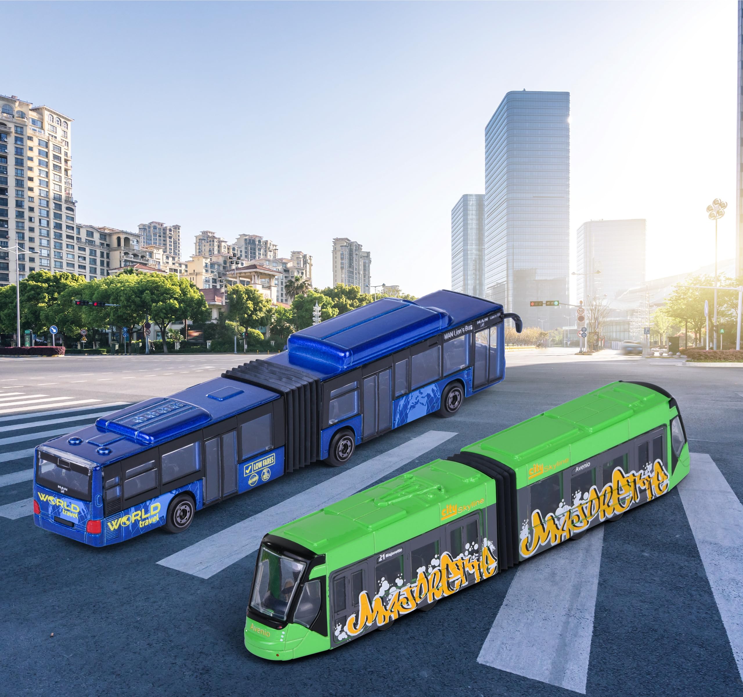 Majorette MAN City Bus lub Avenio Tram (1 model samochodu) – autobus zabawkowy lub tramwaj z metalu z wolnym biegiem, losowy wybór spośród 6 modeli pojazdów dla dzieci od 3 lat, każdy ok. 20 cm