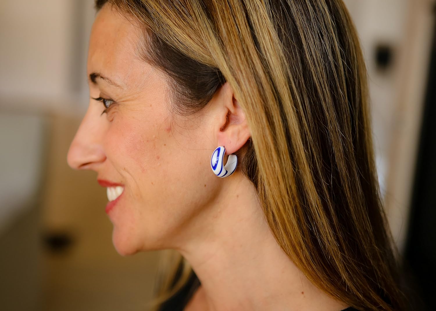 Blue and White Hoops | vintage lucite marbled small simple agate hoop earrings - SIMSM-BL-1