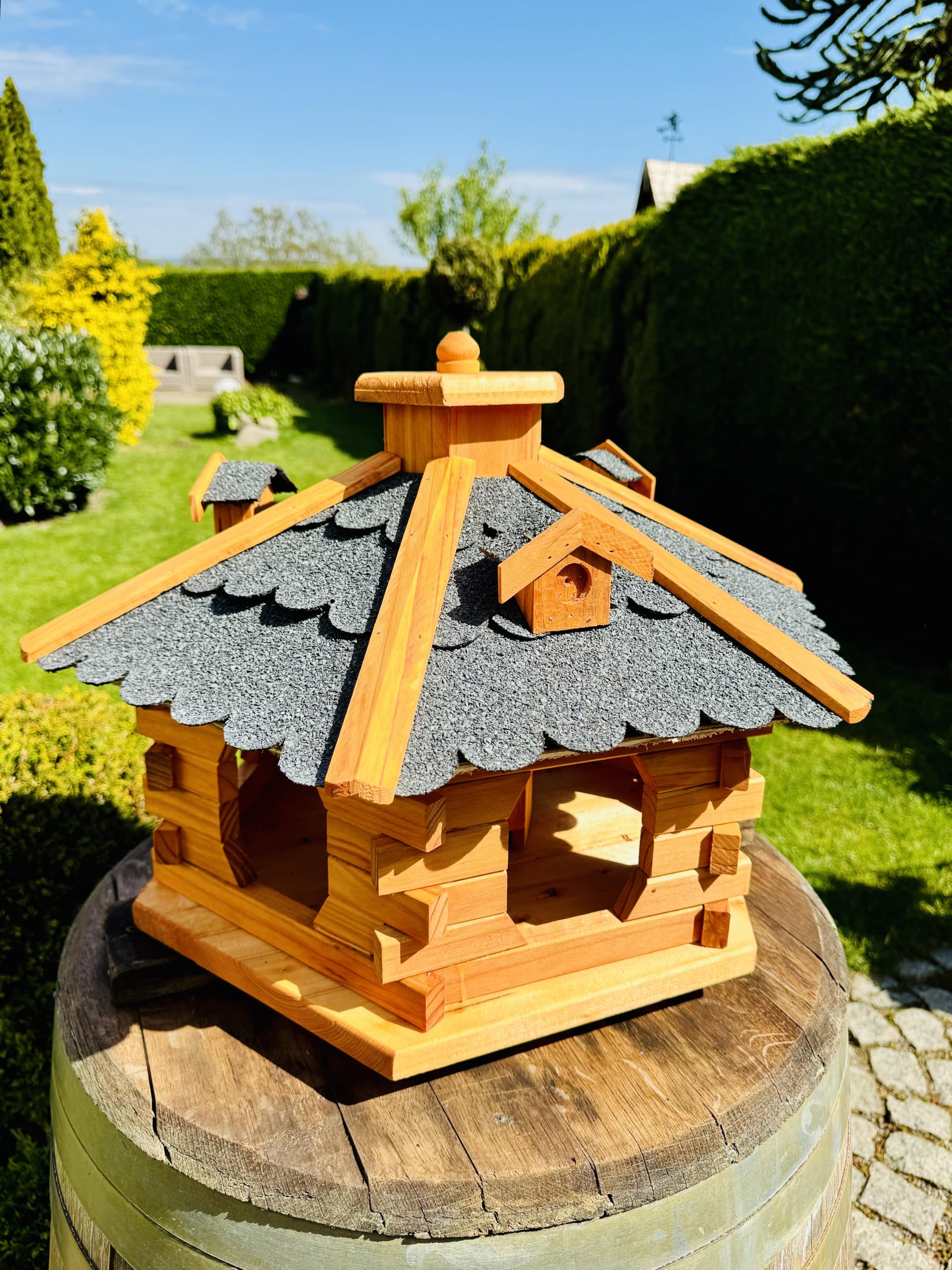 Pajarera hexagonal hecha a mano de madera resistente a la intemperie, M – XXL con y sin soporte, comedero para alimentos, resistente a la intemperie, techo de betún (tamaño XL sin soporte