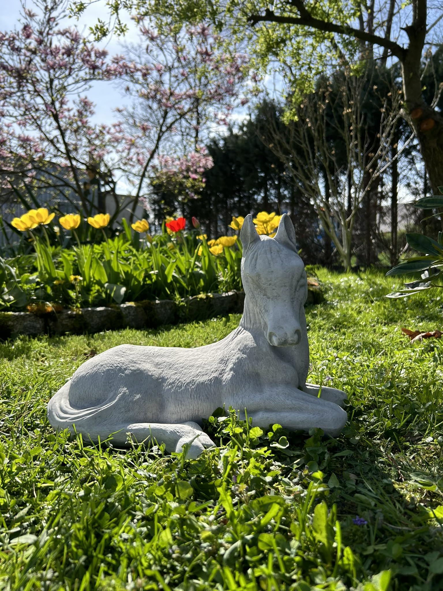 FABRIQ Figurka leżącego konia – realistyczna dekoracja ogrodowa ze sztucznego kamienia, szerokość 40 cm, masywna