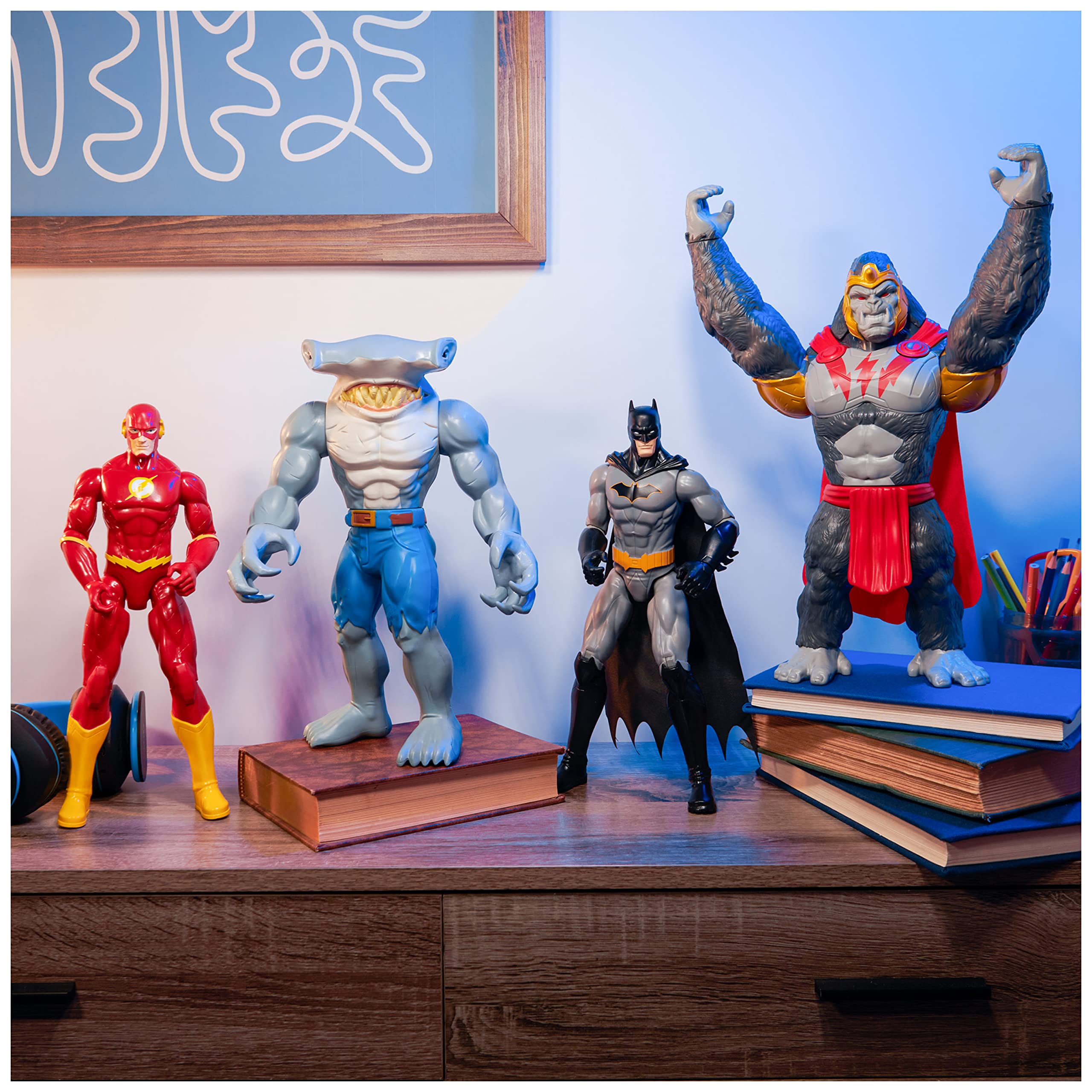 DC Comics, Pack de 4 Figuras Batman vs. Gorilla Grodd, Figuras de acción de 30 cm (Batman, The Flash, Gorilla Grodd, King Shark), Juguetes para niños y niñas a Partir de 3 años