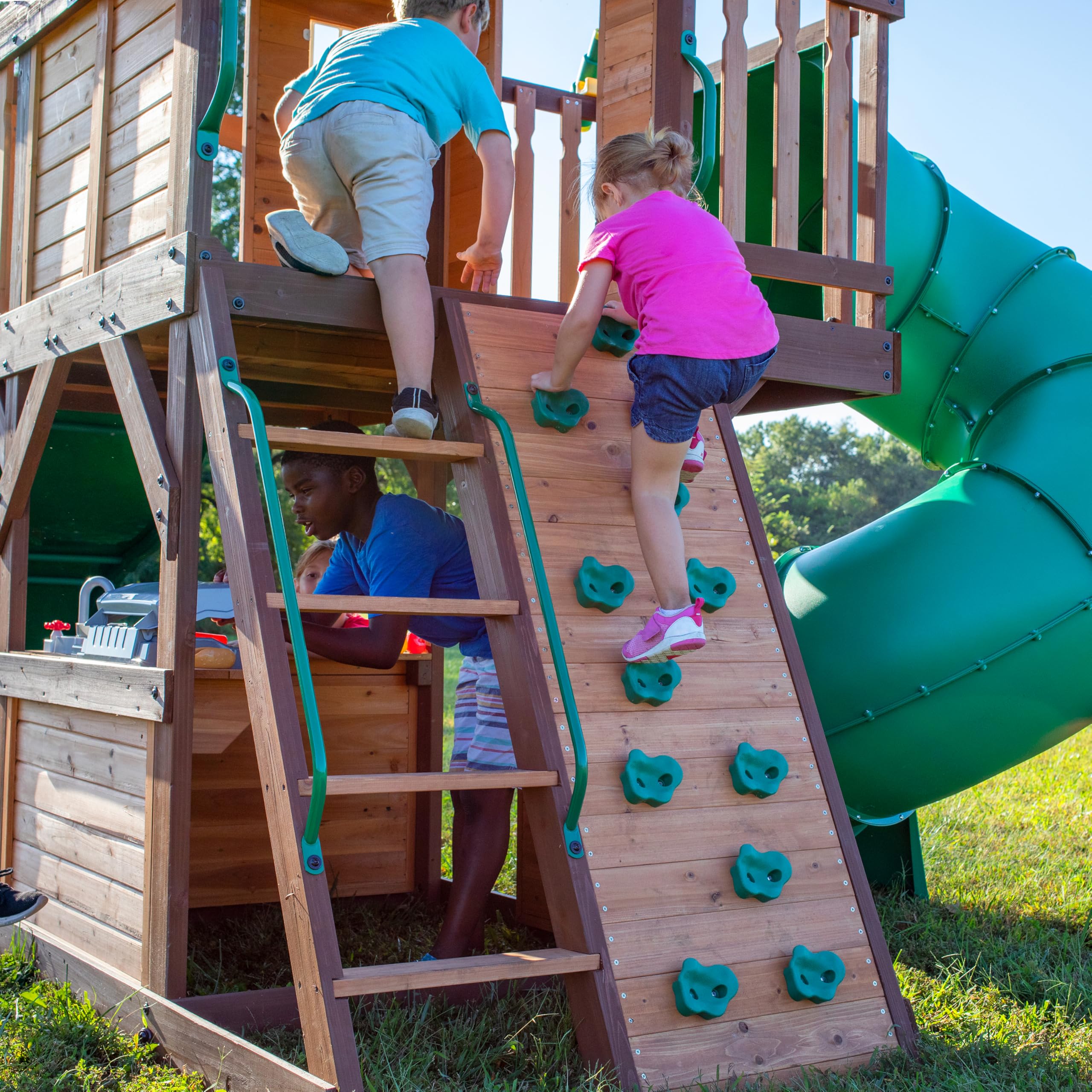Backyard Discovery Cedar Cove | Maisonnette en Bois avec Balancoires, Toboggan Double Mur d'escalade et Banc | Balancoire Exterieur avec Toboggan, Portique Balancoire Exterieur | Vert, Marron