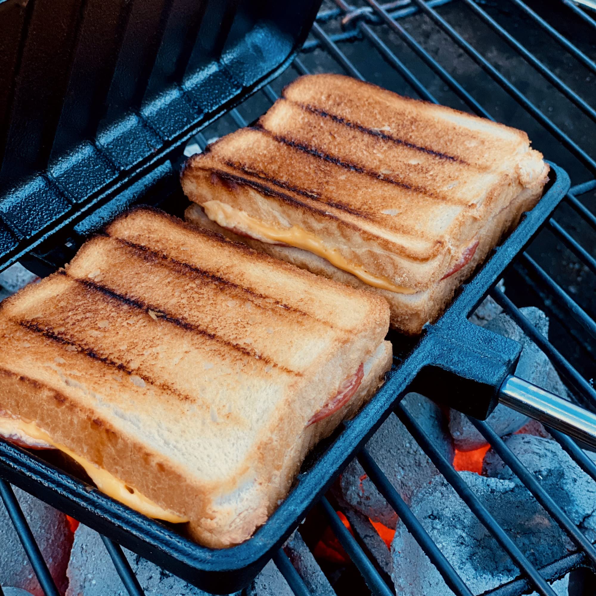 BBQ-Toro Sandwicheisen mit Tragetasche, Waffeleisen aus Gusseisen, rechteckig, langer Griff, bereits eingebrannt, für Grill, Außenbereich und offenes Feuer