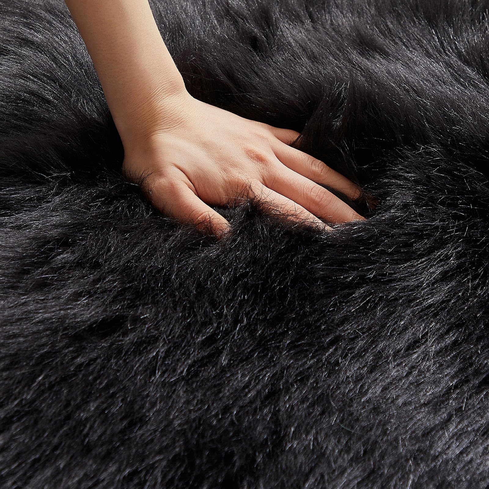 AMTOVO Kunstfell-Teppich, schwarzer kleiner Flächenteppich, flauschiger Schaffell-Teppich, flauschig, ultraweich, 60 x 91 cm, Zottelteppiche für Schlafzimmer, Sofa, Überwurf, Kissen, Raumdekoration