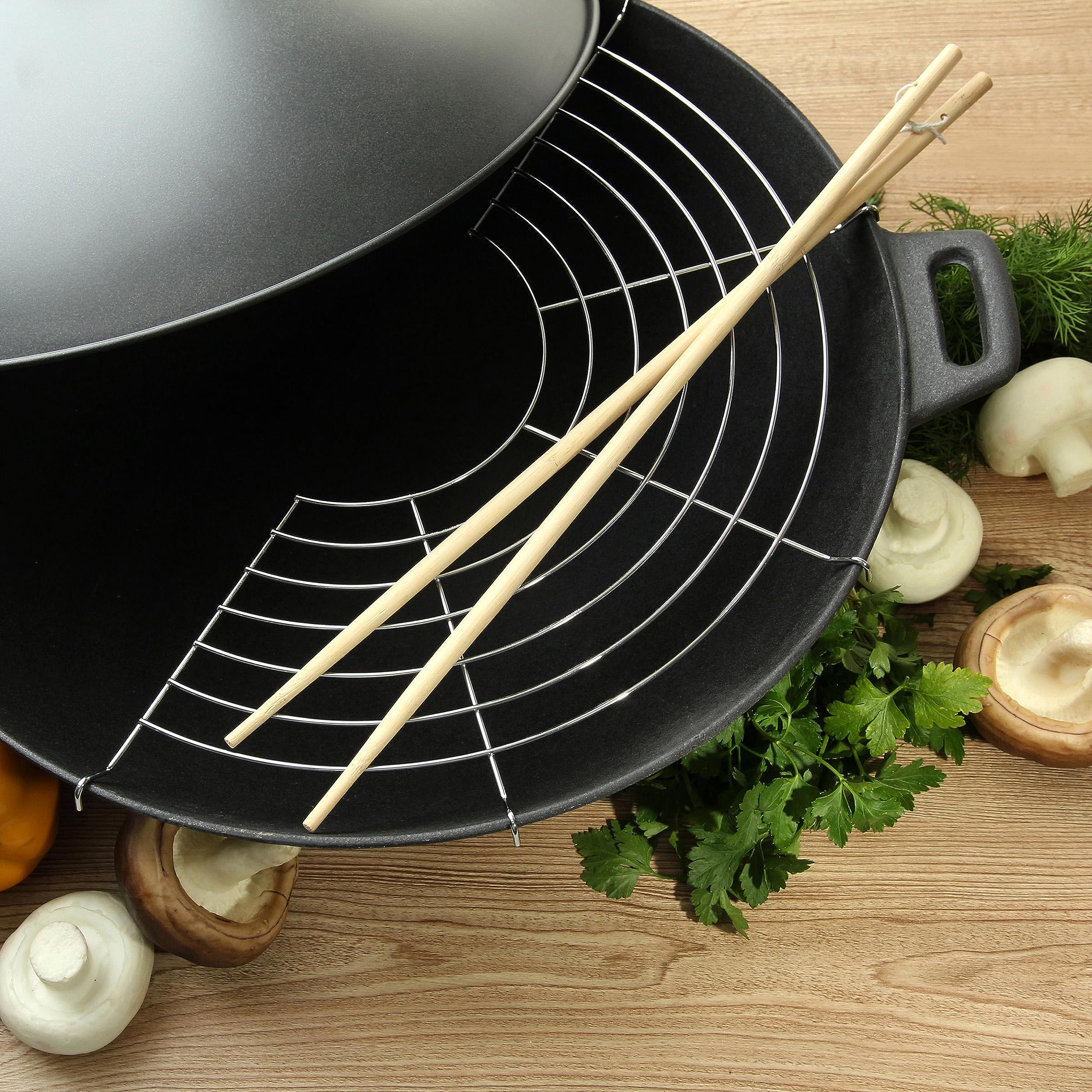 kela Gusseisen Wokpfanne mit Deckel 36 cm ASIA, Wokset mit Dünstrost, Stäbchen, Holzzange, 4,5L Wokpfanne Induktion