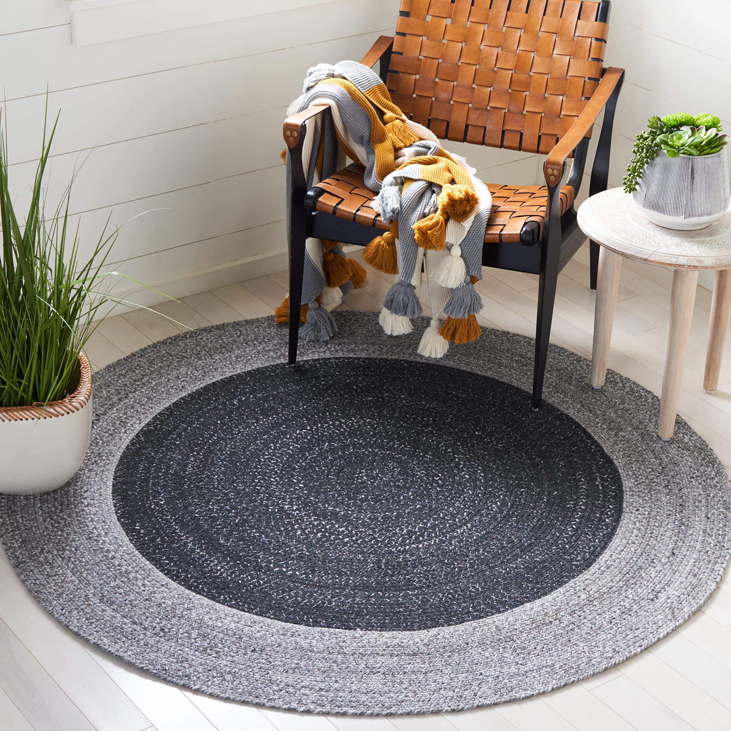 Amazon.com: SAFAVIEH Braided Round Rug 6', Black & Dark Grey