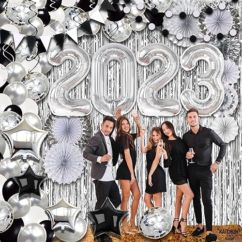 Miniatura 9 de KatchOn, Juego de decoraciones de fiesta de graduación en negro y plateado 2023, paquete enorme de 155, kit de arco de globos de graduación |
