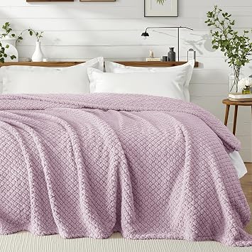 Exclusivo Mezcla King Size Fleece Blanket for Bed, Extra Soft Warm Decorative Fuzzy Blanket for Women, Lightweight Cozy Bedding Blankets, 90x104 Inches, Lilac Purple
