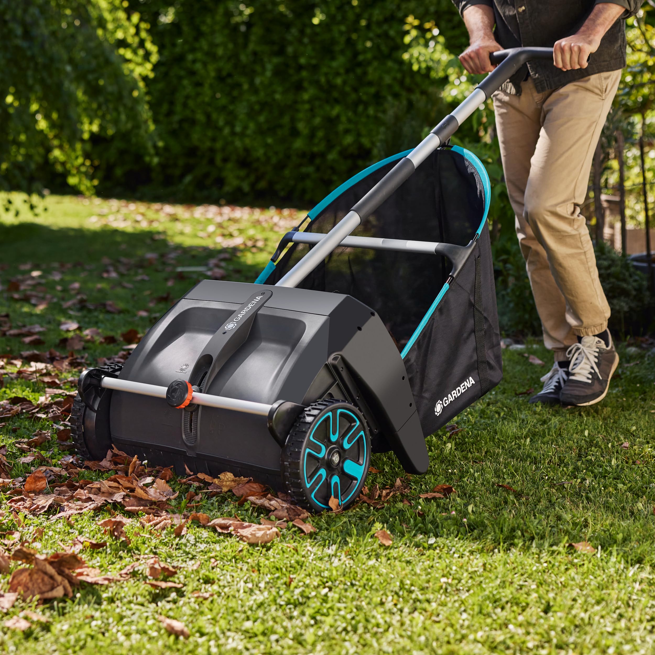 Gardena Collecteur de Feuilles et de pelouse pour pelouses et patios Aides de Jardin: Convient Aussi Bien aux pelouses qu'aux patios, Changement Facile des brosses (3566-20)