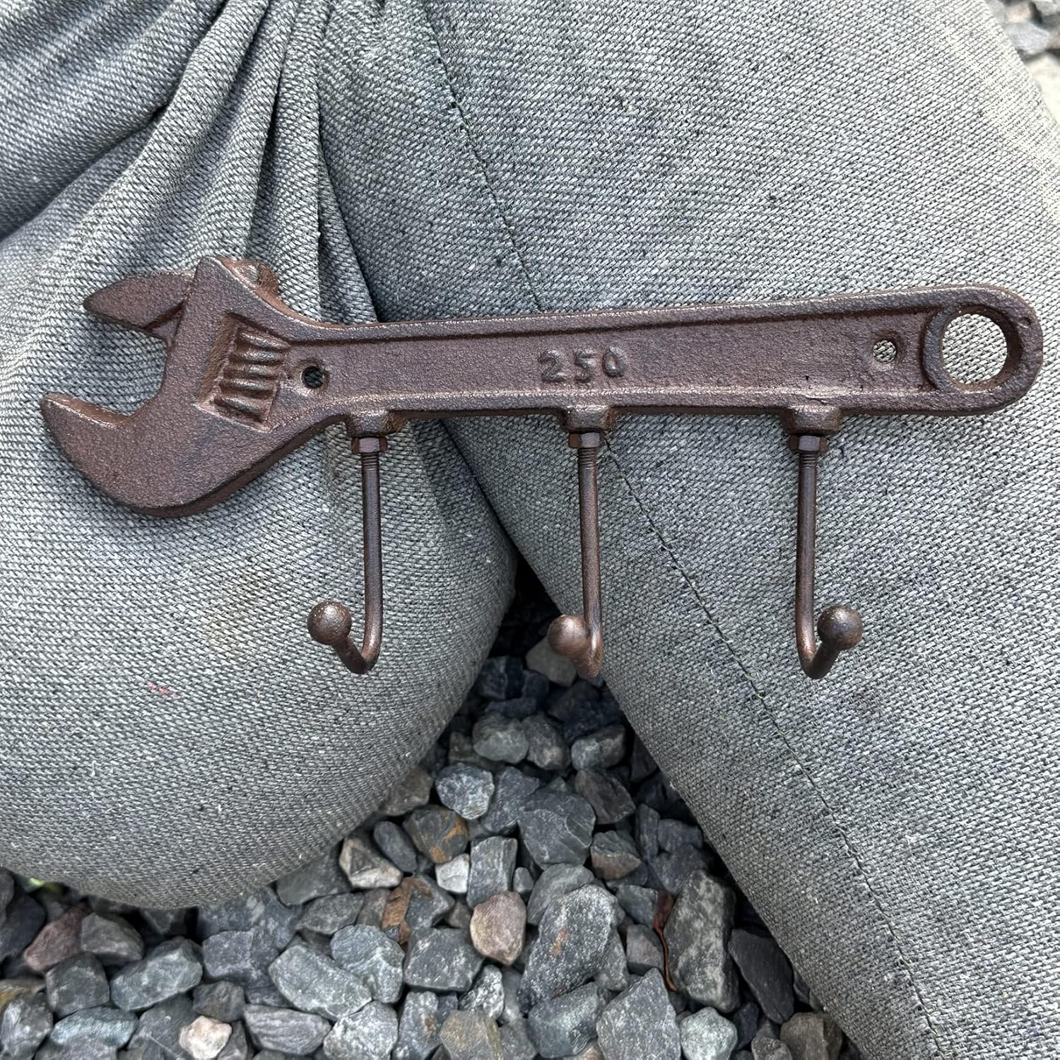 KiaoTime Set of 2 Wrench and Hammer Cast Iron Metal Wall Coat Hooks Hat Rack, Rustic Retro Vintage Wall Mounted Coat Rack Key Holder for Men's Workshop Garage Tools Holder Hook Wall Sign Decoration