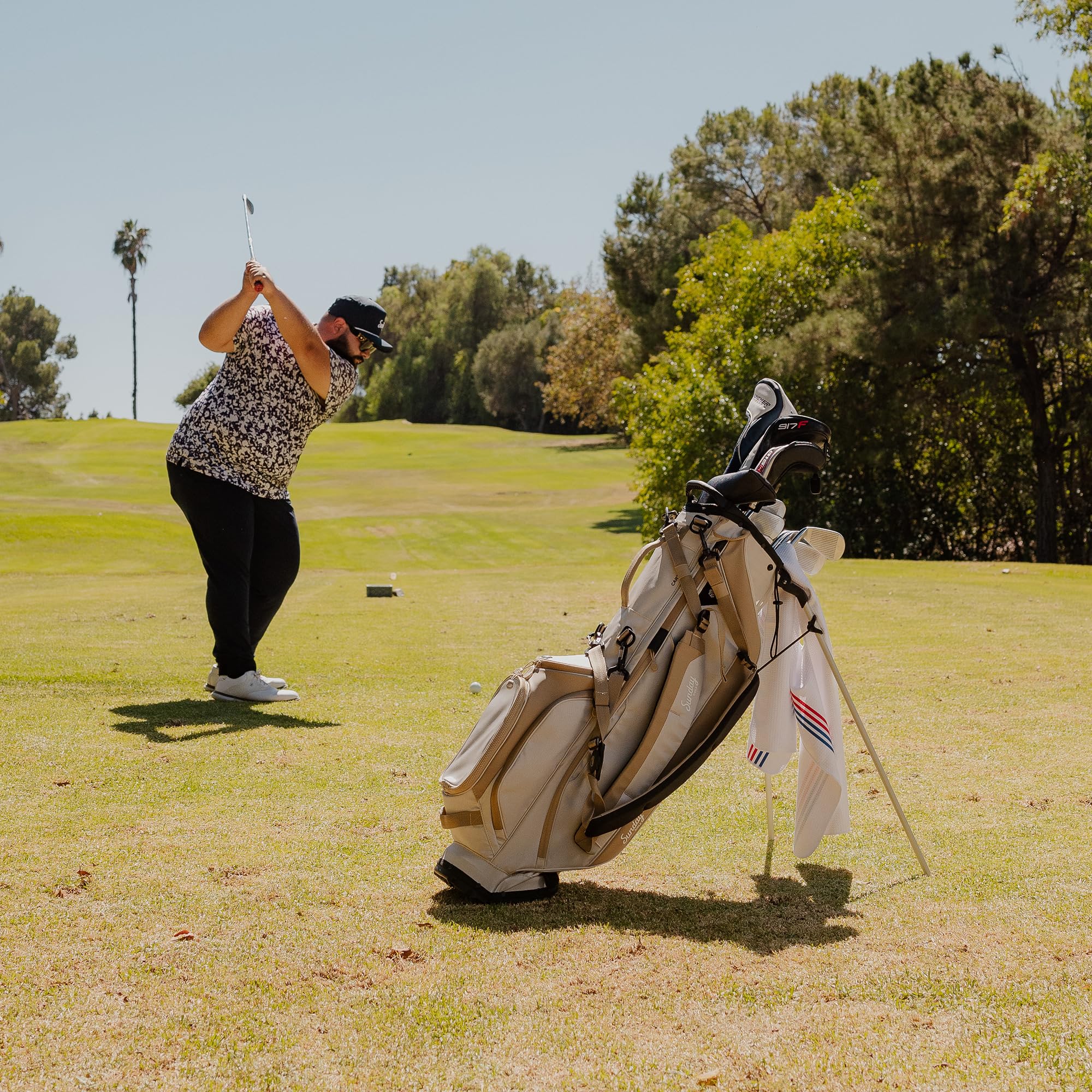 Sunday Golf Ryder Standbag: Leichtes Golfbag, 2,22 kg, mit Wasserdichten Reißverschlüssen, 7 geräumigen Taschen, Das ideale Golf Standbag für bis zu 14 Schläger. | Leicht, 2,2 kg, 14 Fächer, 5-Wege-Trennwand, frostige isolierte Tasche, wasserabweisende Re