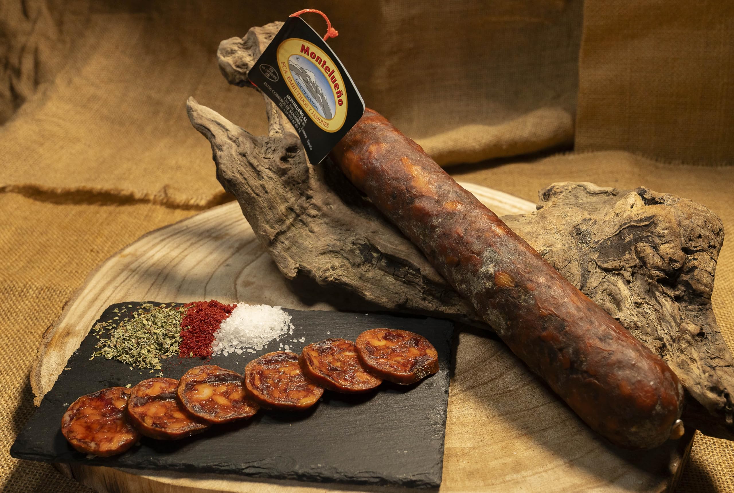 MONTELUEÑO | Cesta Gourmet Ibérica Plus - Surtido de embutidos ibéricos naturales con Chorizo, Salchichón, Jamón, Cecina, Quesos, Vino, Aceite OVE, Picos. Ideal para picoteo, regalo, cesta navidad.