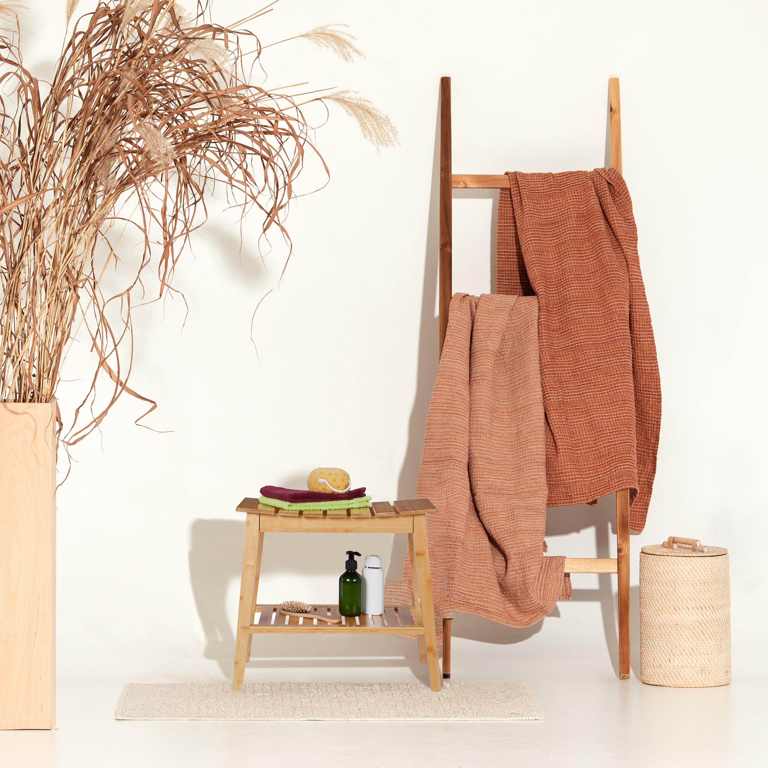 Relaxdays Tabouret de Salle de Bain avec étagère, Banc en Bambou, HxLxP: 45x51,5x34 cm, Couloir & Salle de Bain, Nature
