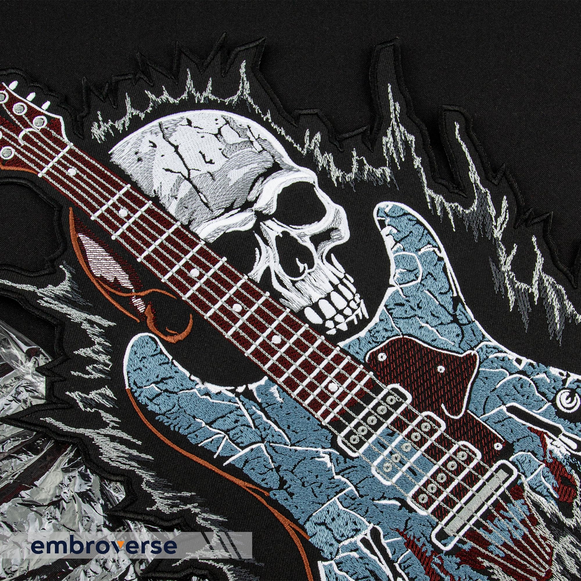 EMBROVERSE Rock Gitarre Totenkopf Rückenaufnäher, Bestickt zum Aufbügeln | Heavy Metal Rocker, Punk Band, Musikfestival Skelett Biker; Geschenk für Jeansjacken, Westen, Hoodies, Rucksäcke, Taschen