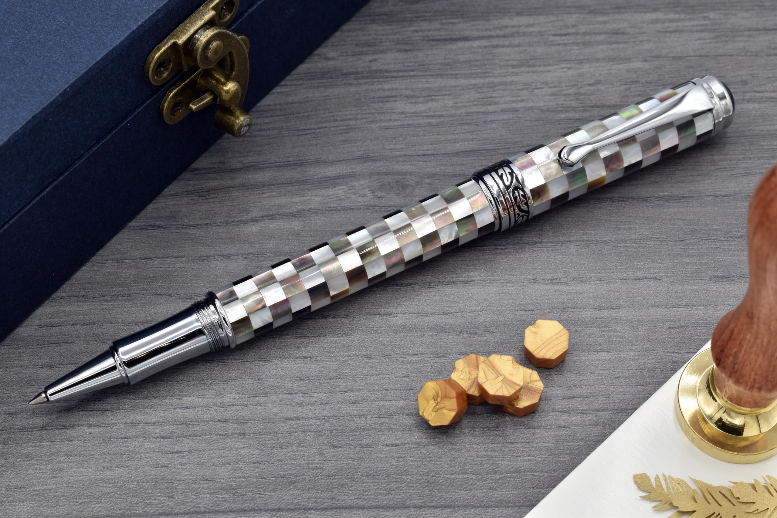 Xezo Stylo roller Maestro Jubilee, pointe fine. Nacre blanche océanique et nacre noire irisée de Tahiti. Édition limitée, seulement 223 pièces fabriquées. Il n'y a pas deux stylos identiques