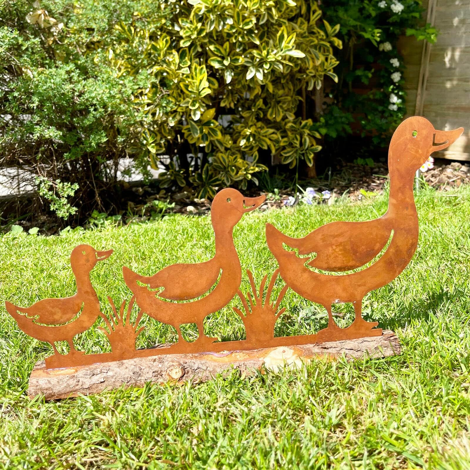 Darthome Rusty Ducks Garden Ornament Wood Stand Metal Walking Ducklings Lawn Sculpture