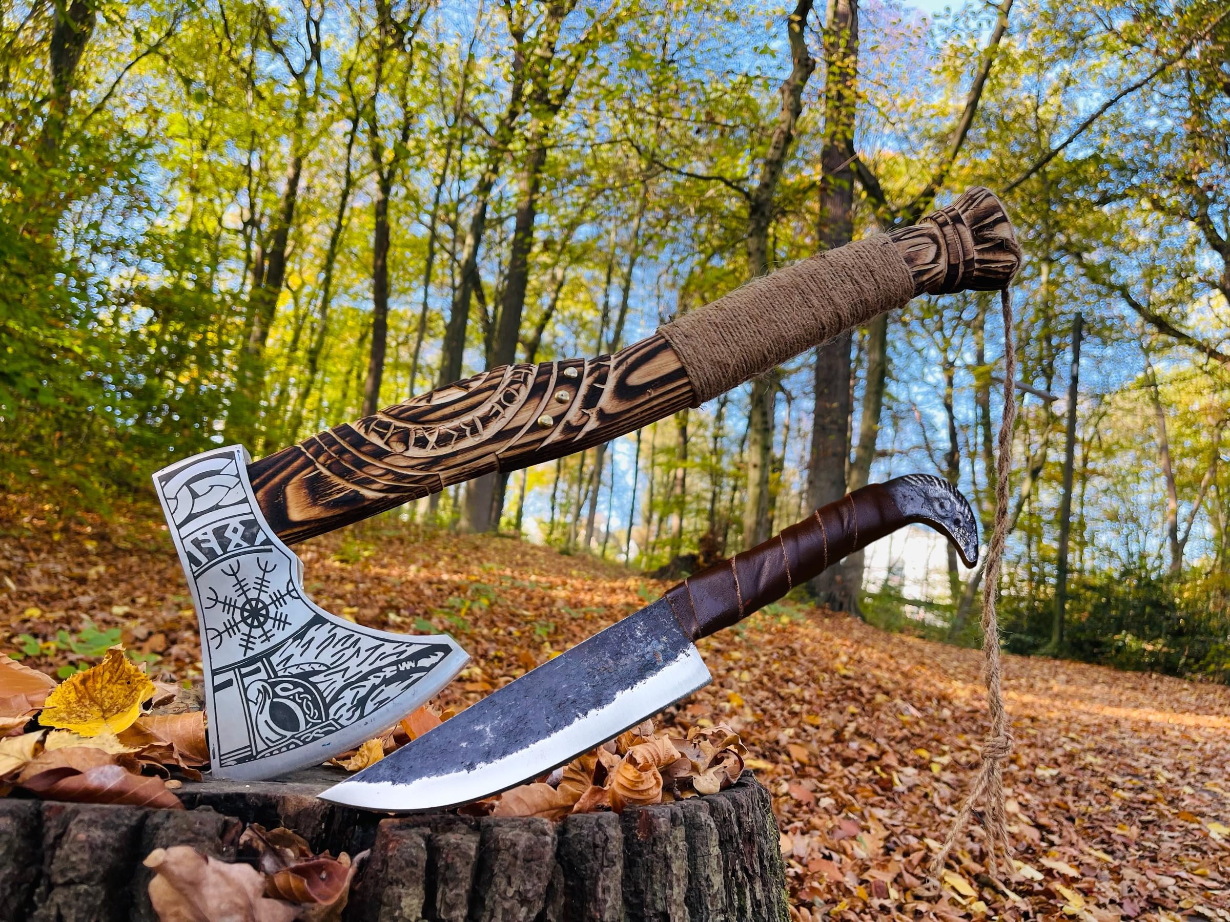 Ascia da ikingo, 52 cn.con lama a testa di rabank, 2 in 1, manico in legno di quercia inciso a mano, lama in acciaio al carbonio, lama LARP con protezione in pelle, regalo per uomini