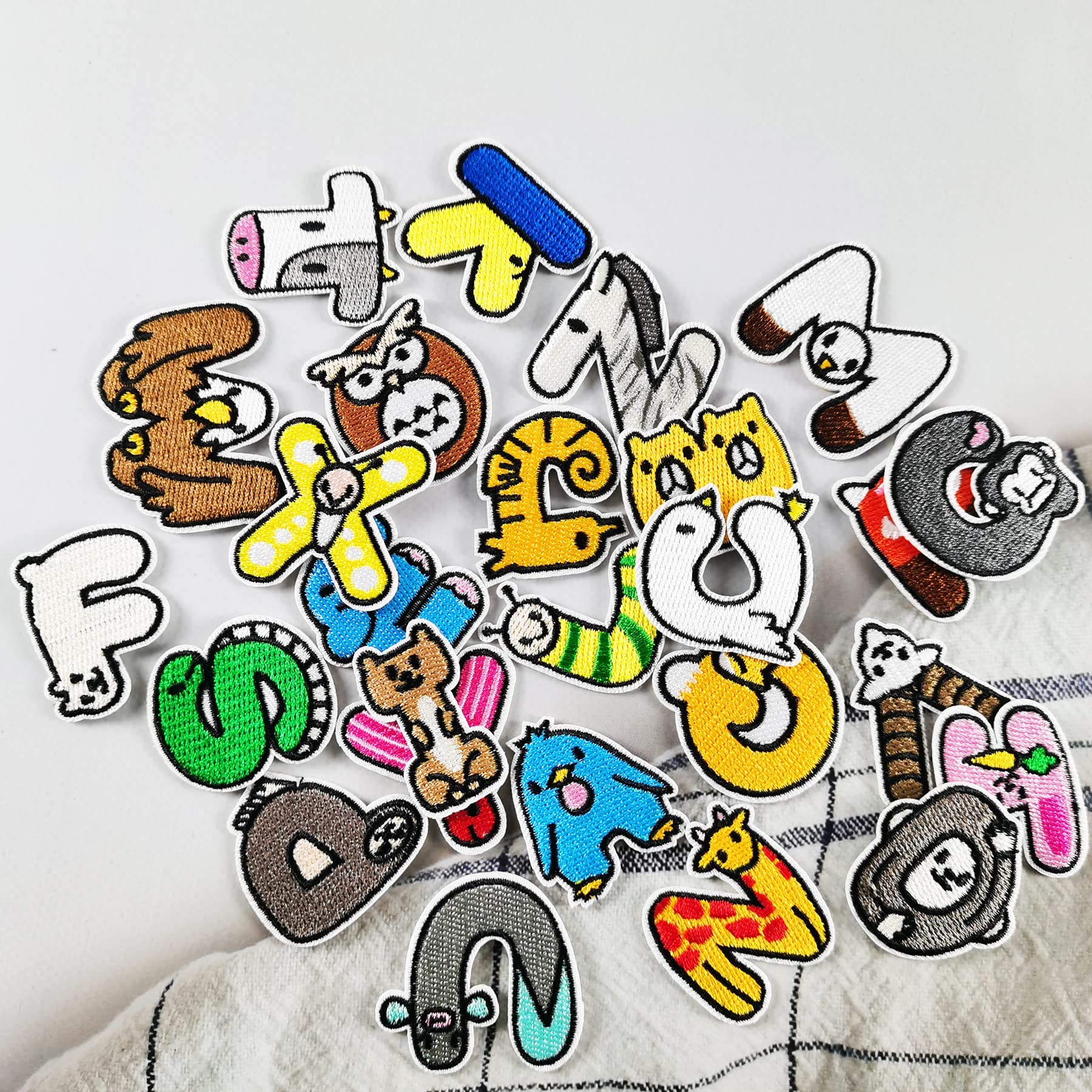 52 écussons Lettres à Thermocoller - Alphabet Coloré Pour Customiser Vêtements Et Sacs