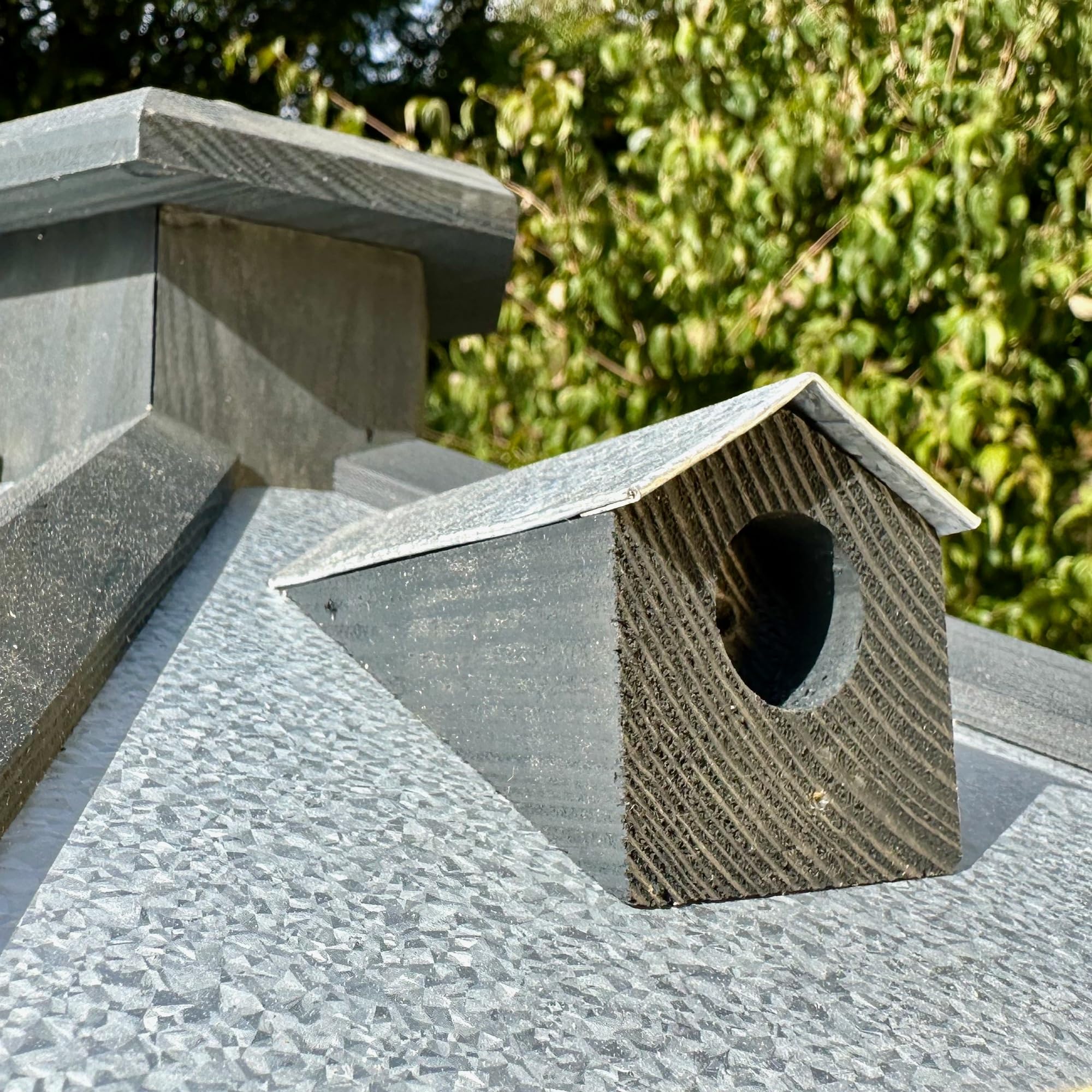GARTENETAGE Vogelhaus Holz mit 2in1 Ständer & Metalldach/Vogelhaus mit Ständer wetterfest und stabil/sechseckiges Vogelfutterhaus mit Ständer/Robustes Vogelhäuschen für Balkon und Garten