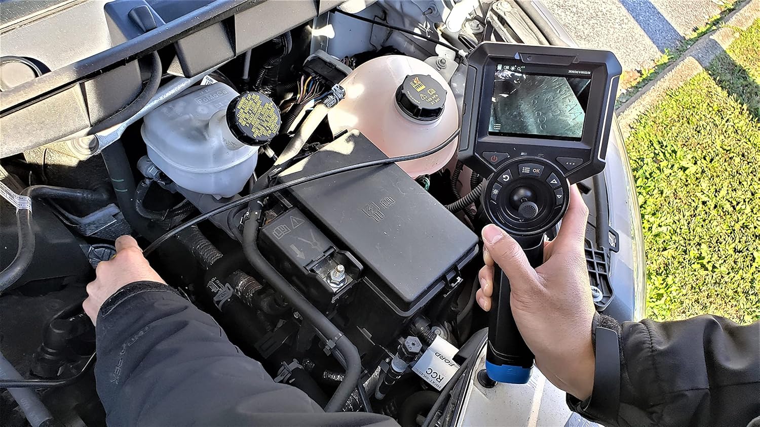 Vividia ME-610X Joystick Articulating Videoscope Borescope Inspection Camera 6mm D 1m L All-Way 360 Degree Waterproof Probe 1280x720 Pixels 3.5" LCD for Auto Mechanics Technicians Industrial Engineers